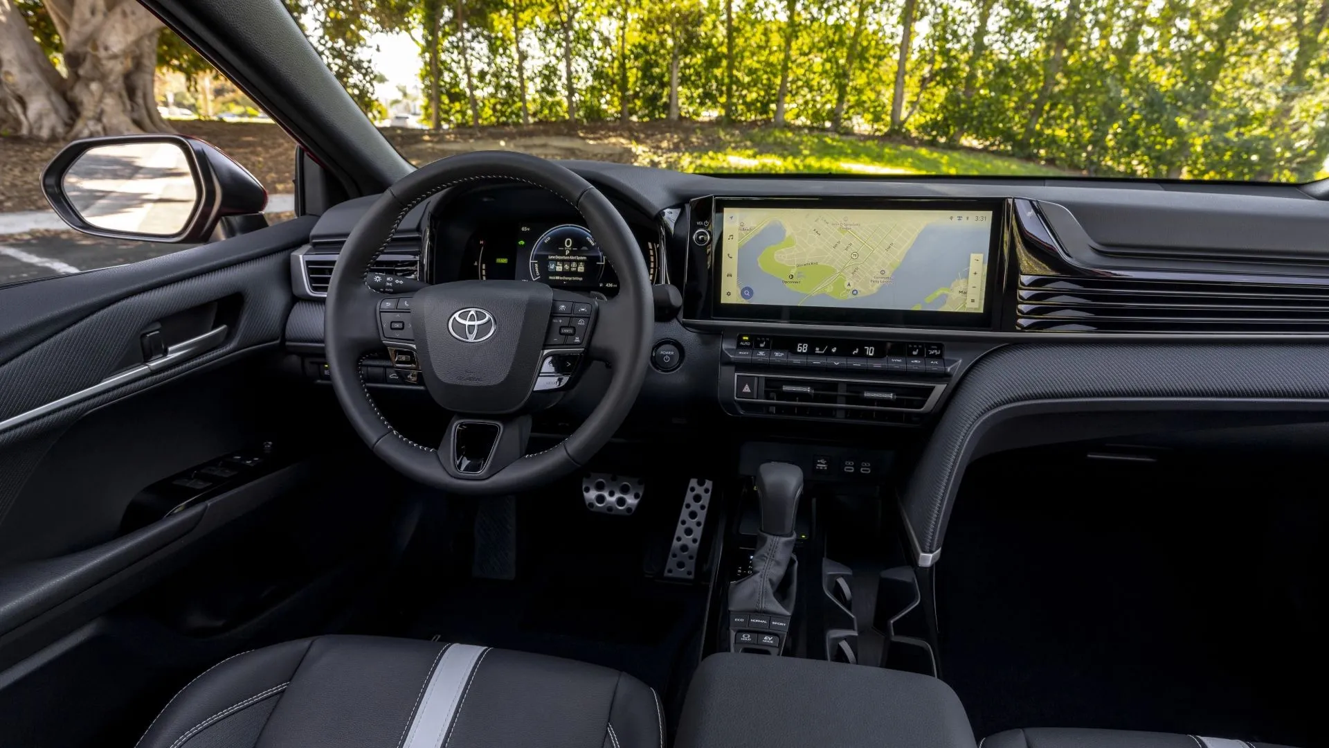 Nội thất và bảng điều khiển trung tâm của Toyota Camry 2025 SE màu đen với màn hình giải trí 8 inch