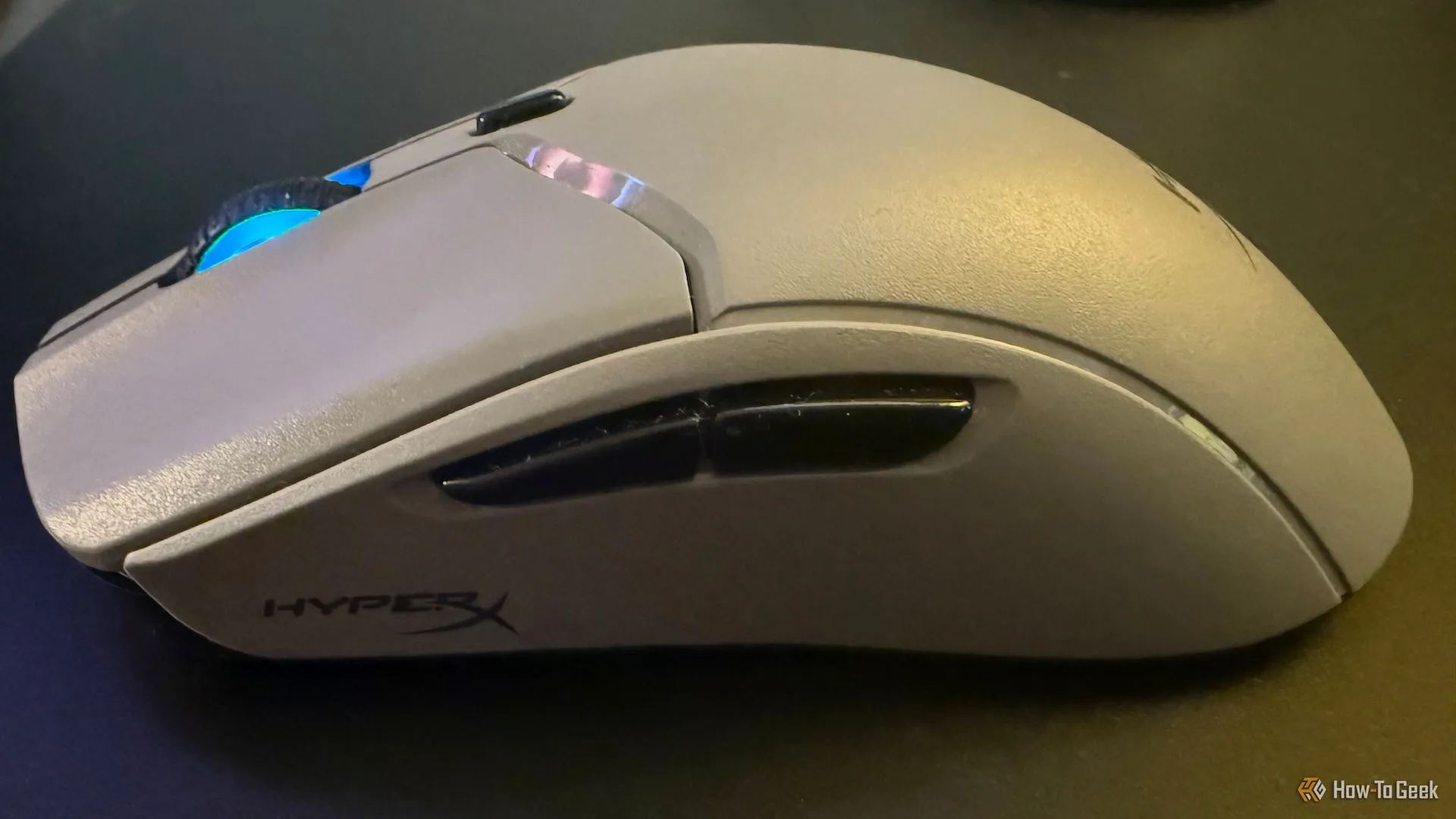 Nút bấm phụ và con lăn của chuột gaming HyperX Pulsefire Haste 2 Pro