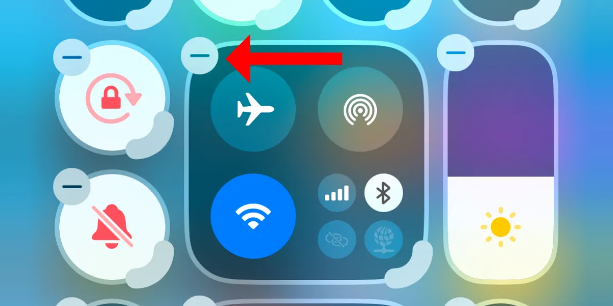 Nút dấu trừ để xóa nhóm điều khiển kết nối mặc định khỏi Control Center iOS 18