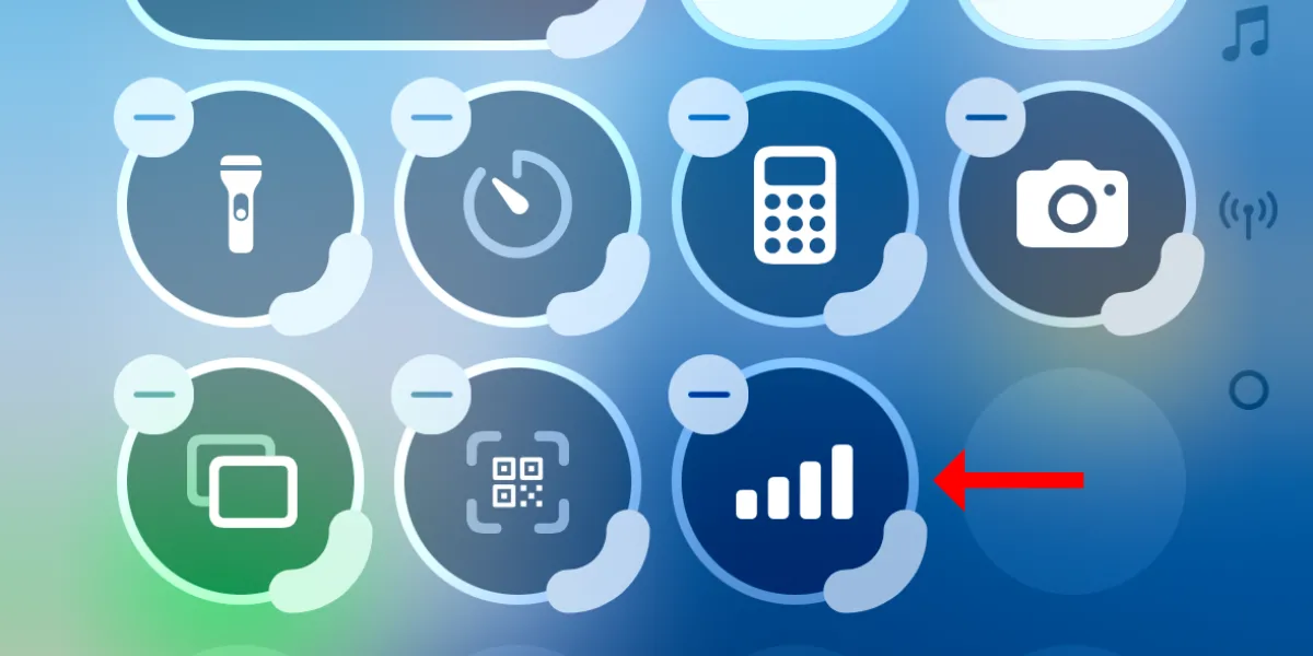Nút điều khiển dữ liệu di động được thêm vào cuối bố cục Control Center iOS 18 sau khi chọn