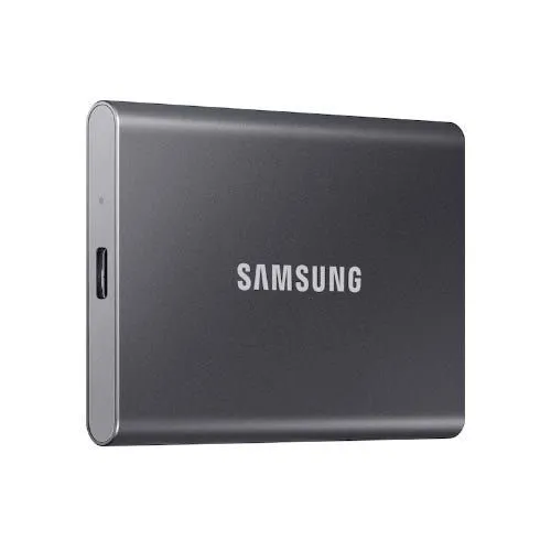 Ổ cứng di động Samsung T7 Portable SSD màu đỏ đặt trên bàn, minh họa kích thước nhỏ gọn và dung lượng lưu trữ lớn 2TB.