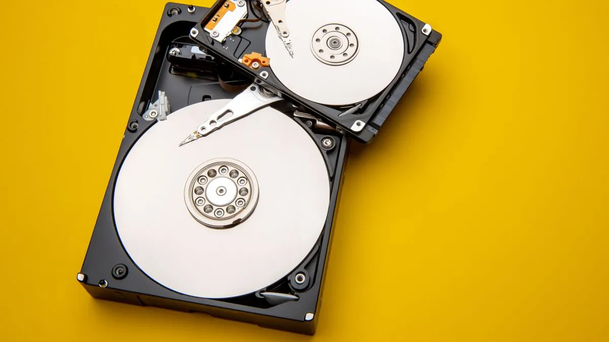 Ổ đĩa cứng cơ học (HDD) được tháo vỏ, lộ rõ các đĩa từ bên trong, biểu tượng cho khả năng lưu trữ dữ liệu lớn trong lịch sử công nghệ máy tính