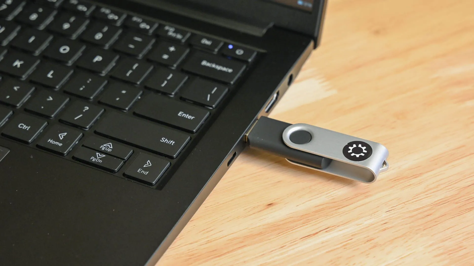 Ổ đĩa flash kèm theo Kubuntu Focus Ir14