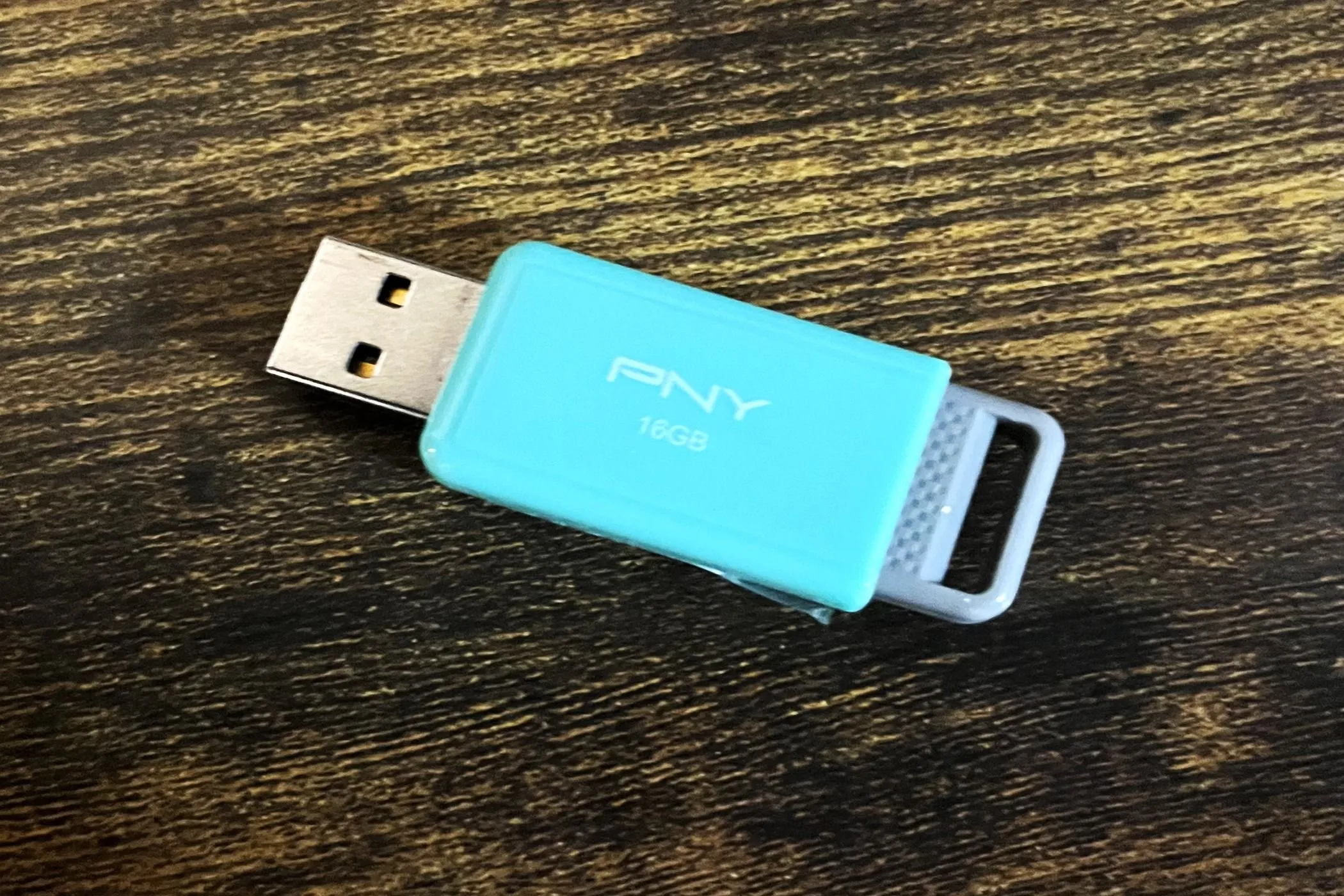 Ổ đĩa flash USB được cắm vào console Xbox, dùng để sao chép ảnh chụp màn hình và video game, đảm bảo an toàn dữ liệu.