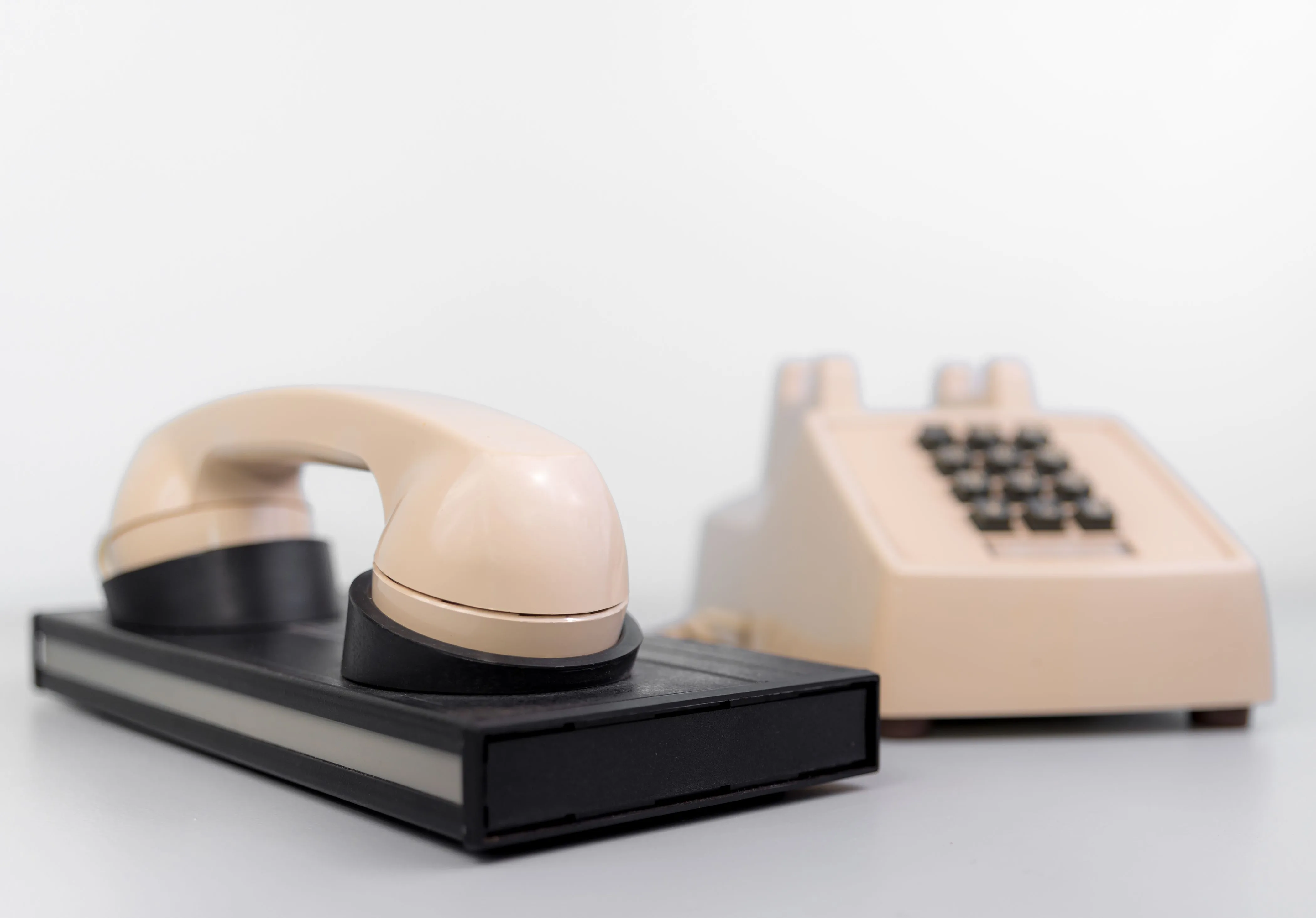 Ống nghe điện thoại bàn truyền thống đặt trên modem quay số, tượng trưng cho icon cuộc gọi trên các thiết bị hiện đại