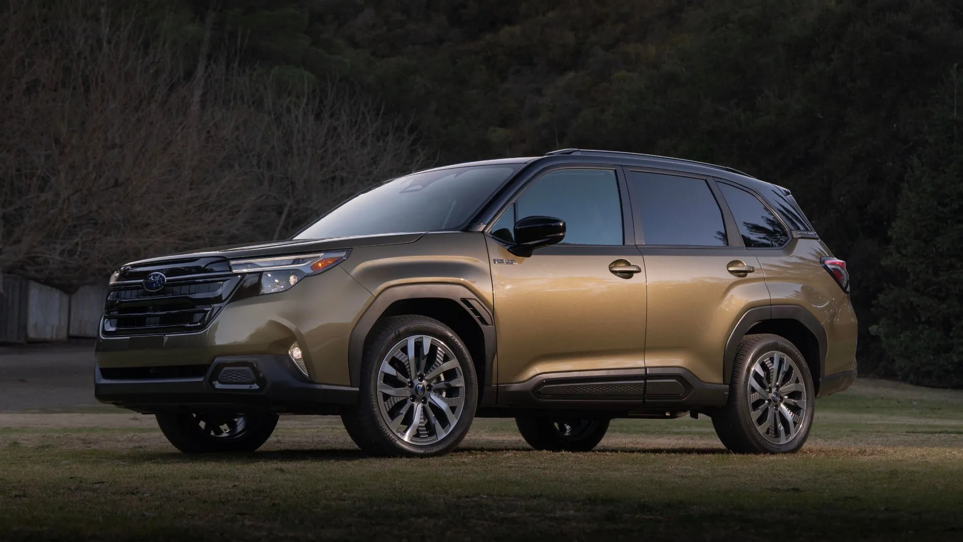 Phần đầu xe Subaru Forester Hybrid 2025 màu xanh lá cây đỗ tĩnh