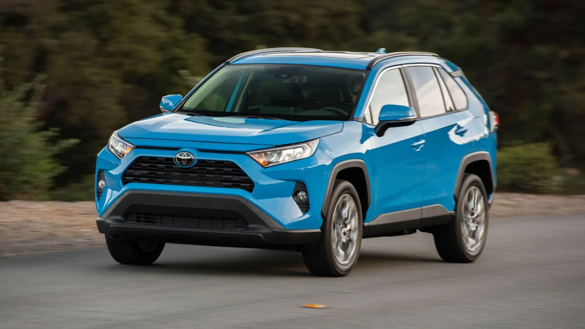 Phần đầu xe Toyota RAV4 2019 màu xanh lam đang lái trên đường