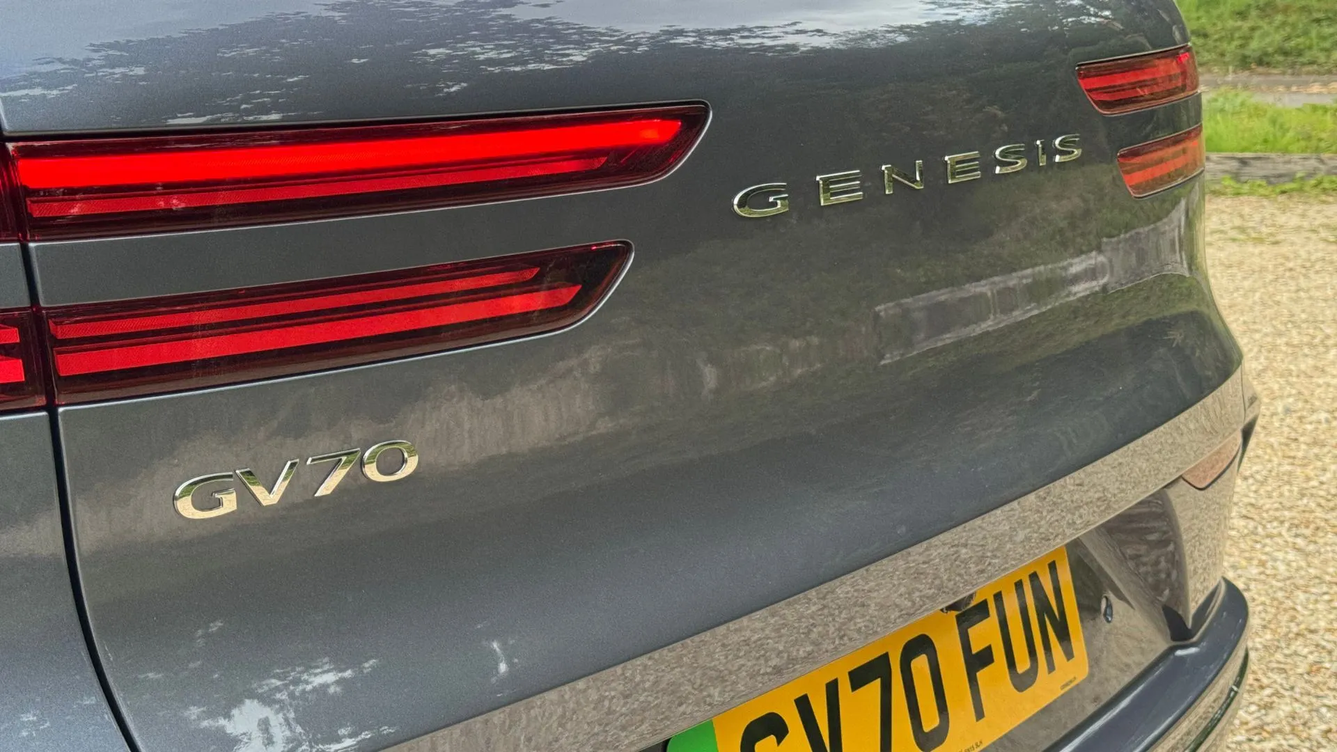 Phần đuôi xe của Genesis Electrified GV70 2026 với thiết kế hiện đại.