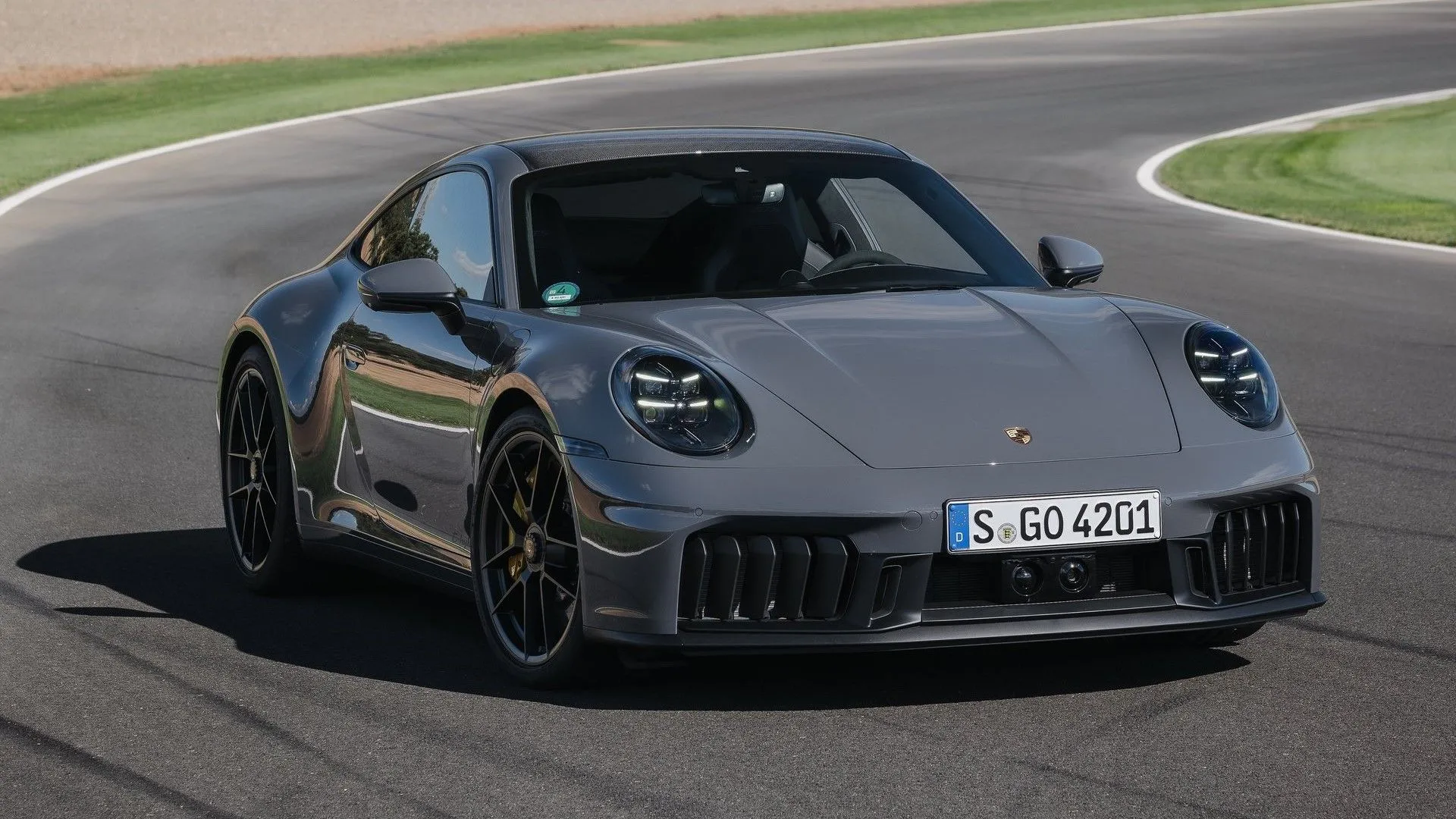 Porsche 911 Carrera GTS 2025 màu xám, biểu tượng xe thể thao với chất lượng chế tạo và độ tin cậy cao