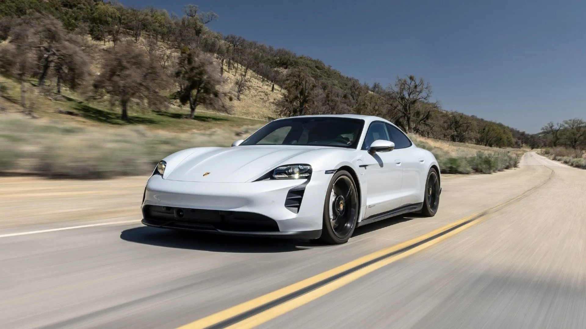 Porsche Taycan đời 2023 đang lái, mẫu xe điện thể thao sang trọng với độ tin cậy ấn tượng.