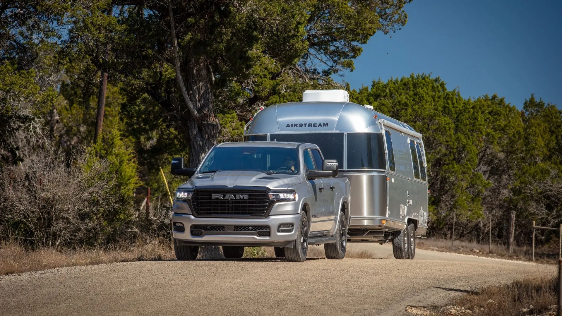 Ram 1500 2025 kéo theo rơ-moóc lớn, thể hiện khả năng kéo mạnh mẽ của động cơ Hurricane