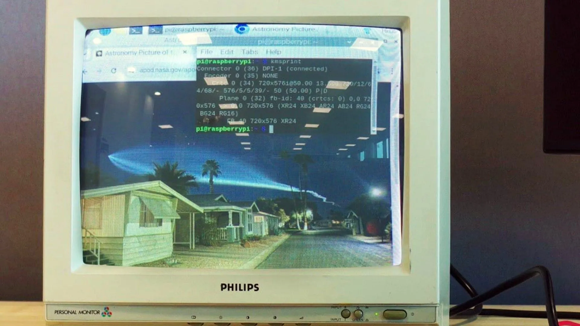 Raspberry Pi 5 kết nối với màn hình CRT hiển thị video