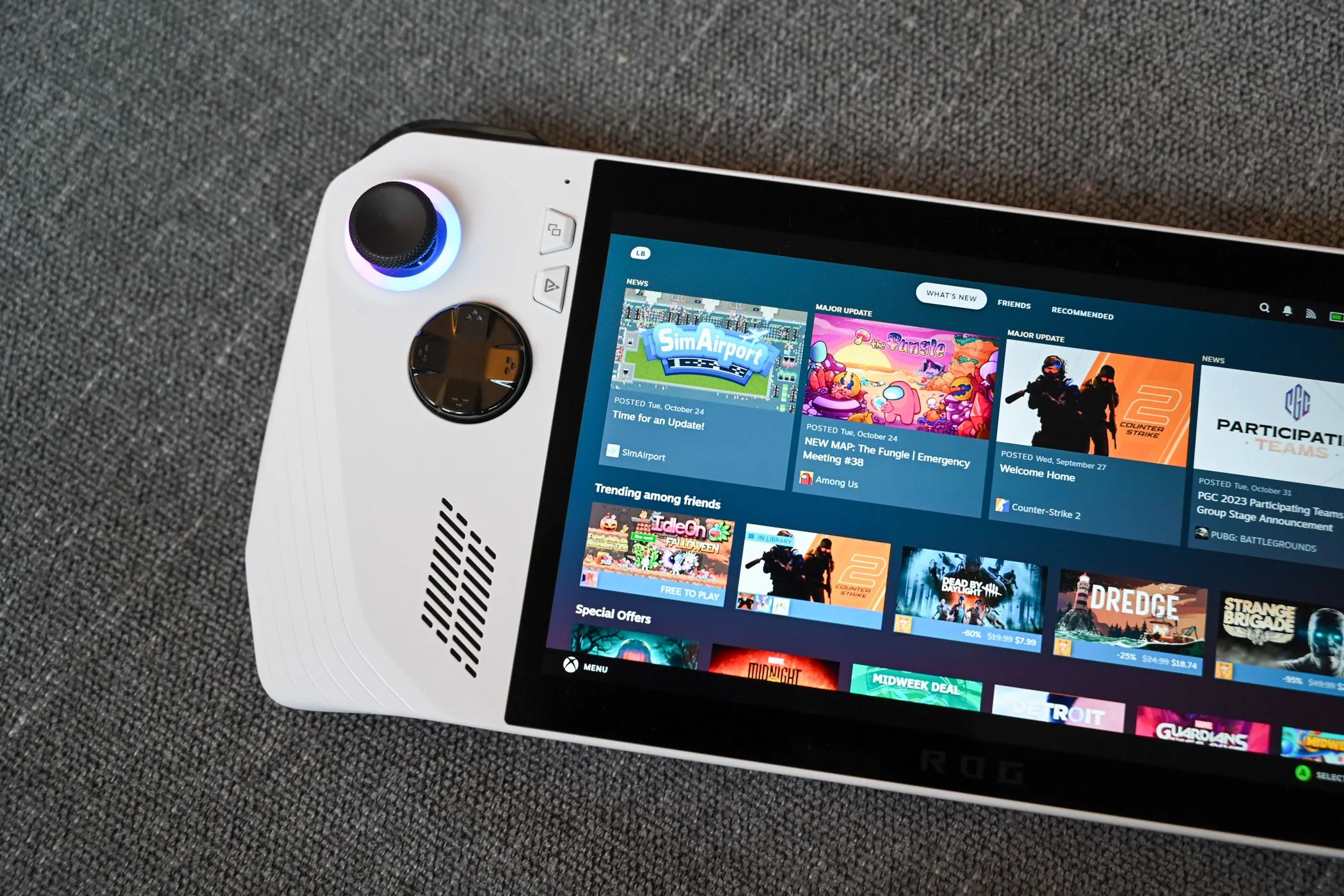 ROG Ally chạy ứng dụng Steam, cho thấy khả năng tương thích của các dock chung với nhiều thiết bị cầm tay chơi game