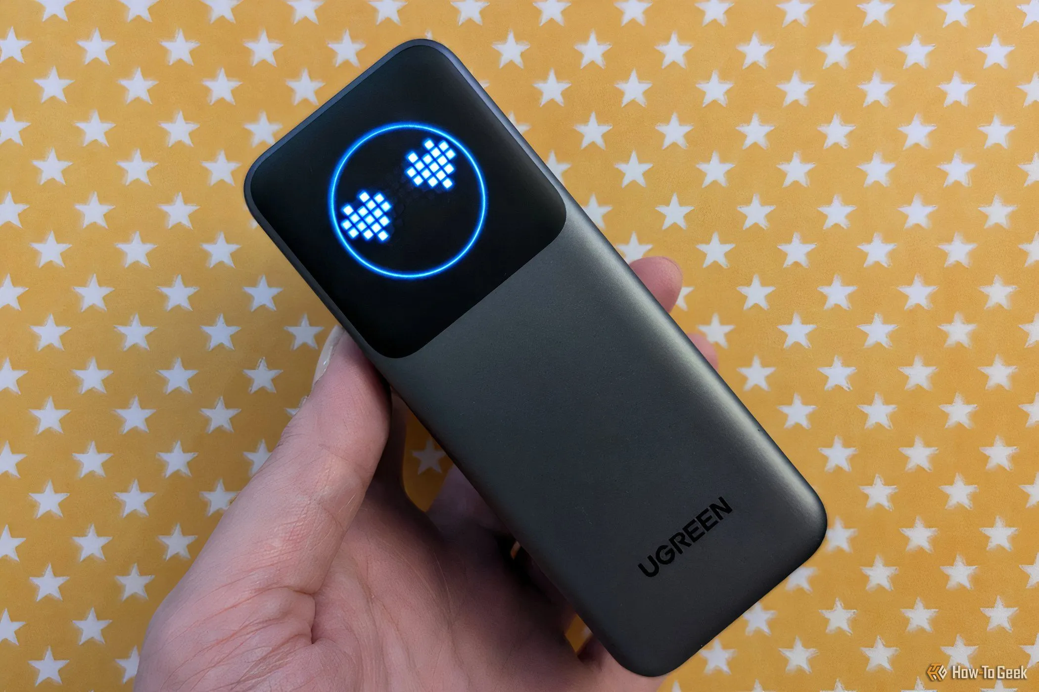 Sạc dự phòng Ugreen Nexode Power Bank 12000mAh hiển thị biểu tượng cảm xúc.