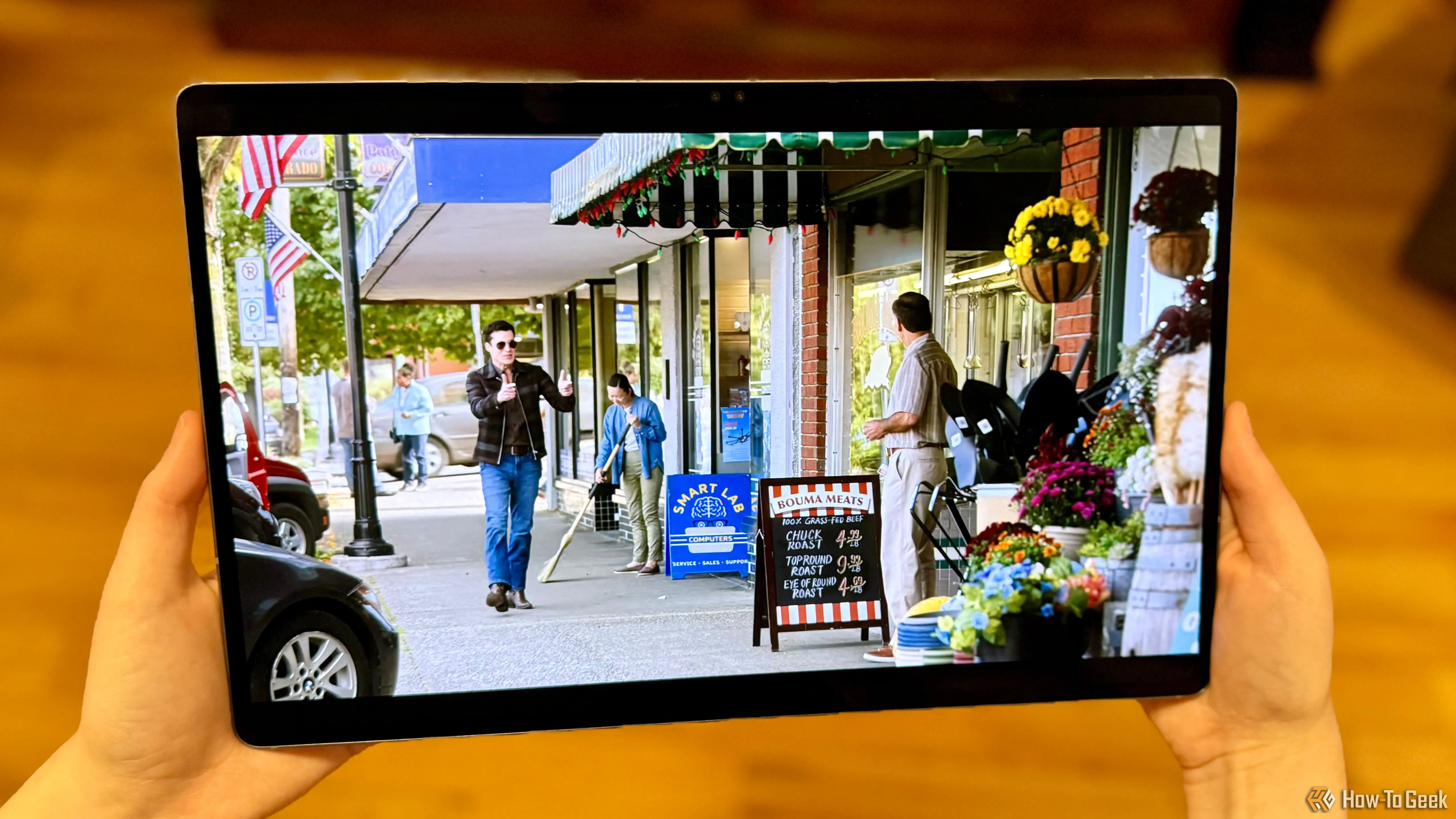 Samsung Galaxy Tab S10 Ultra đang phát một tập của Resident Alien trên Netflix.