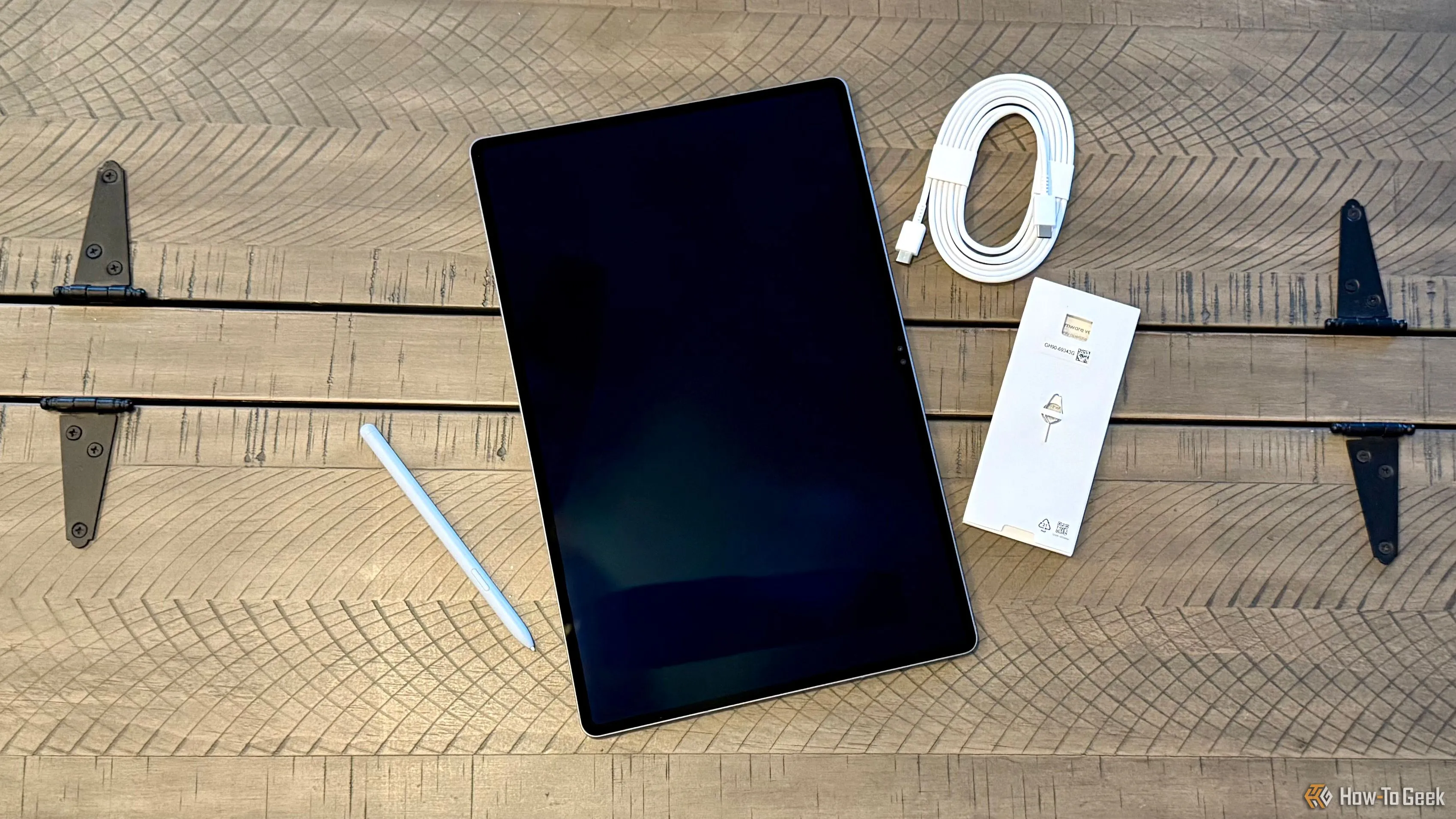 Samsung Galaxy Tab S10 Ultra và các phụ kiện trên bàn.