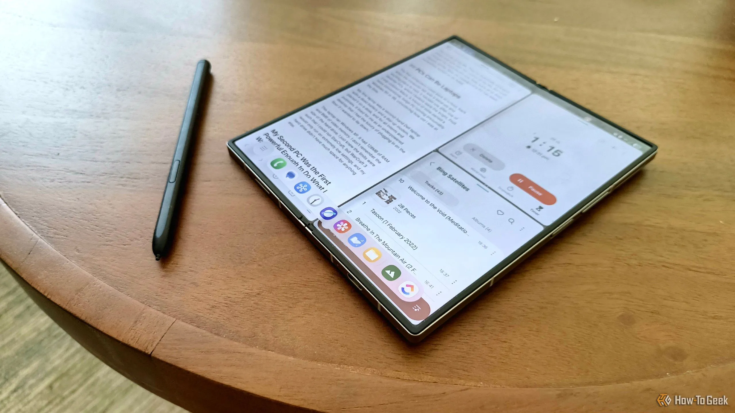 Samsung Galaxy Z Fold 6 cùng bút S Pen trên bàn, thể hiện khả năng thay thế PC cho công việc sáng tạo