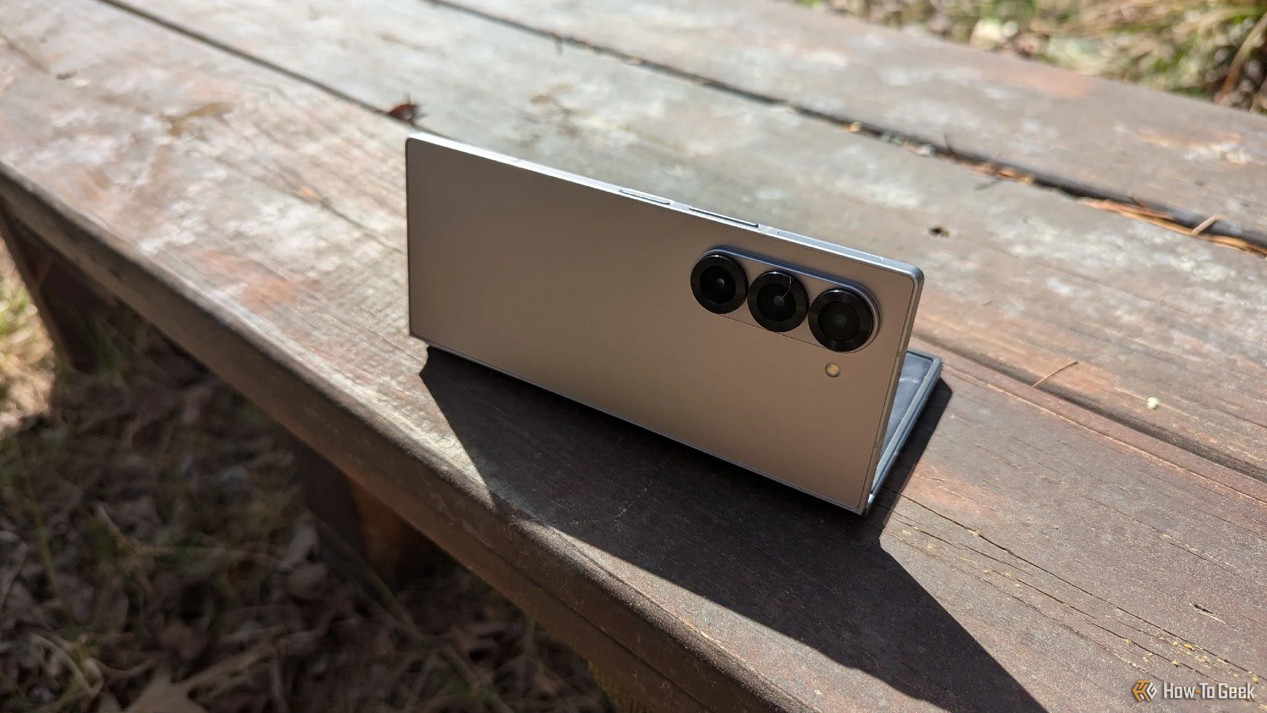 Samsung Galaxy Z Fold 6 được dùng làm tripod trên ghế băng