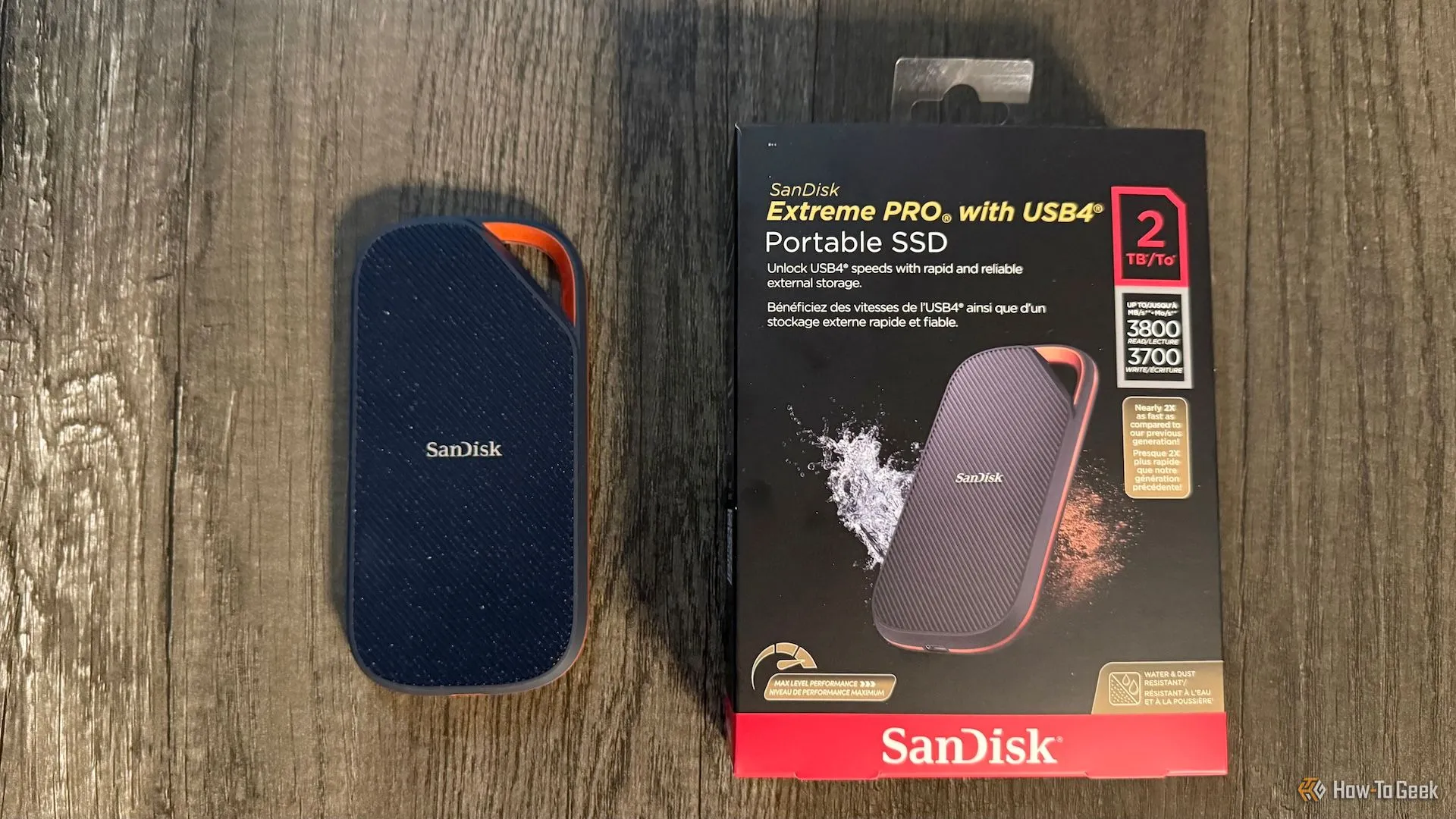 SanDisk Extreme PRO Portable SSD với USB4 và hộp sản phẩm trên bàn.