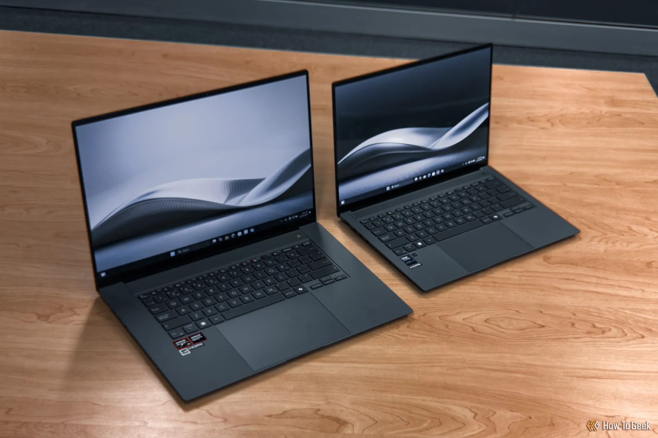 So sánh kích thước Zenbook S 14 bên cạnh Zenbook S 16, thể hiện sự nhỏ gọn của phiên bản 14 inch