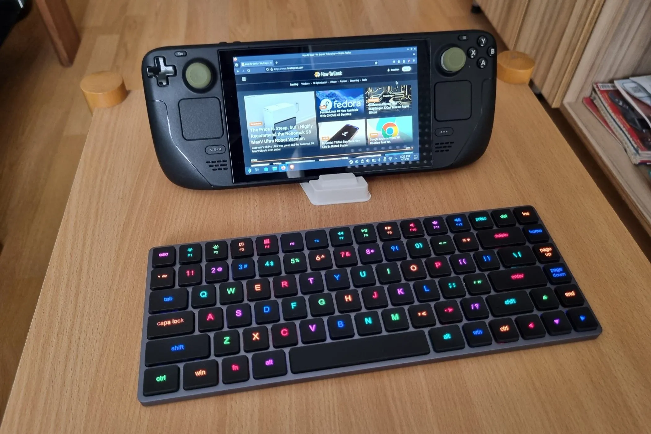 Steam Deck kết nối với bàn phím rời, sẵn sàng cho các tác vụ làm việc hoặc sáng tạo yêu cầu nhập liệu