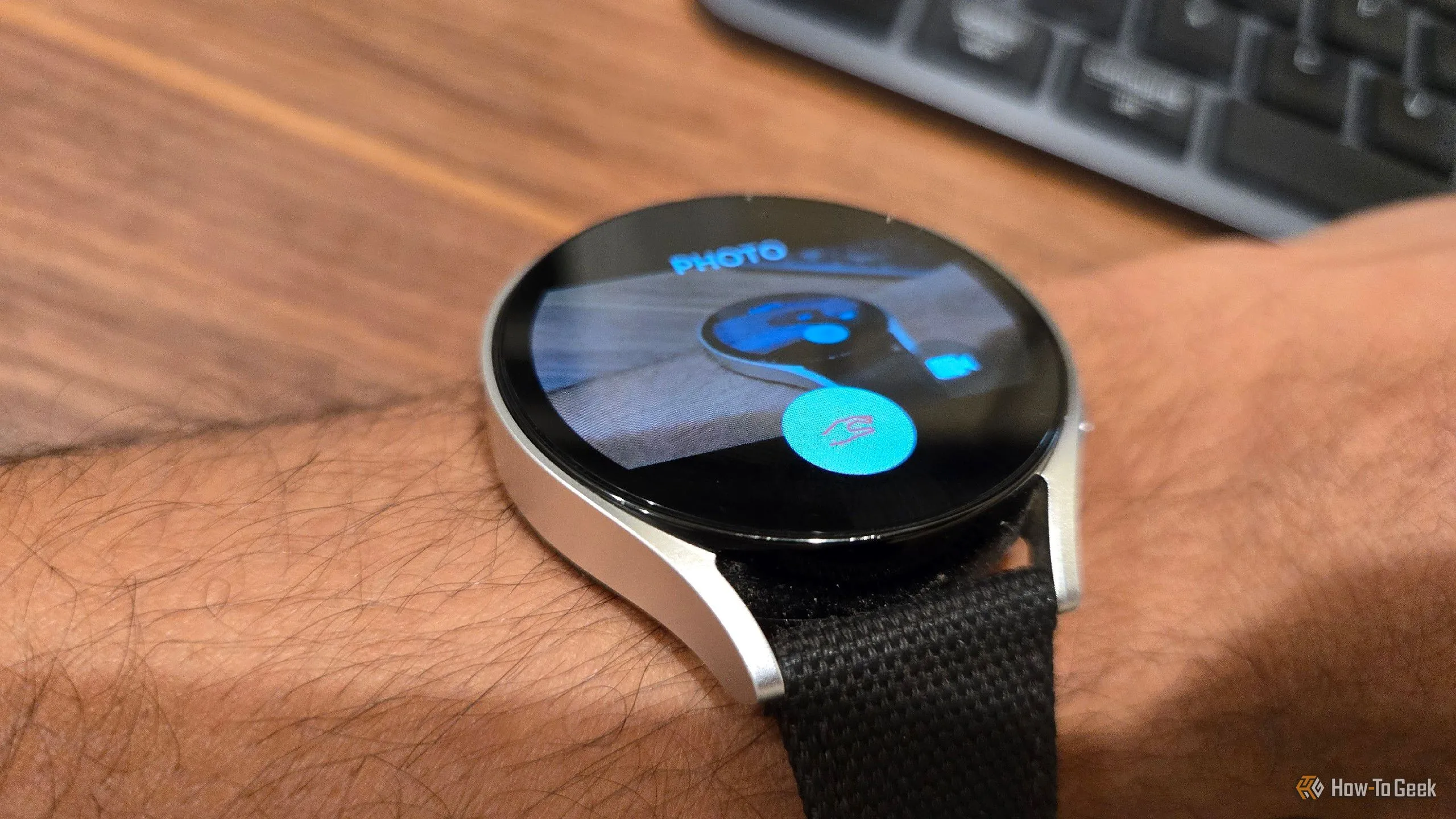 Sử dụng cử chỉ chụm hai ngón tay để chụp ảnh từ xa bằng Galaxy Watch
