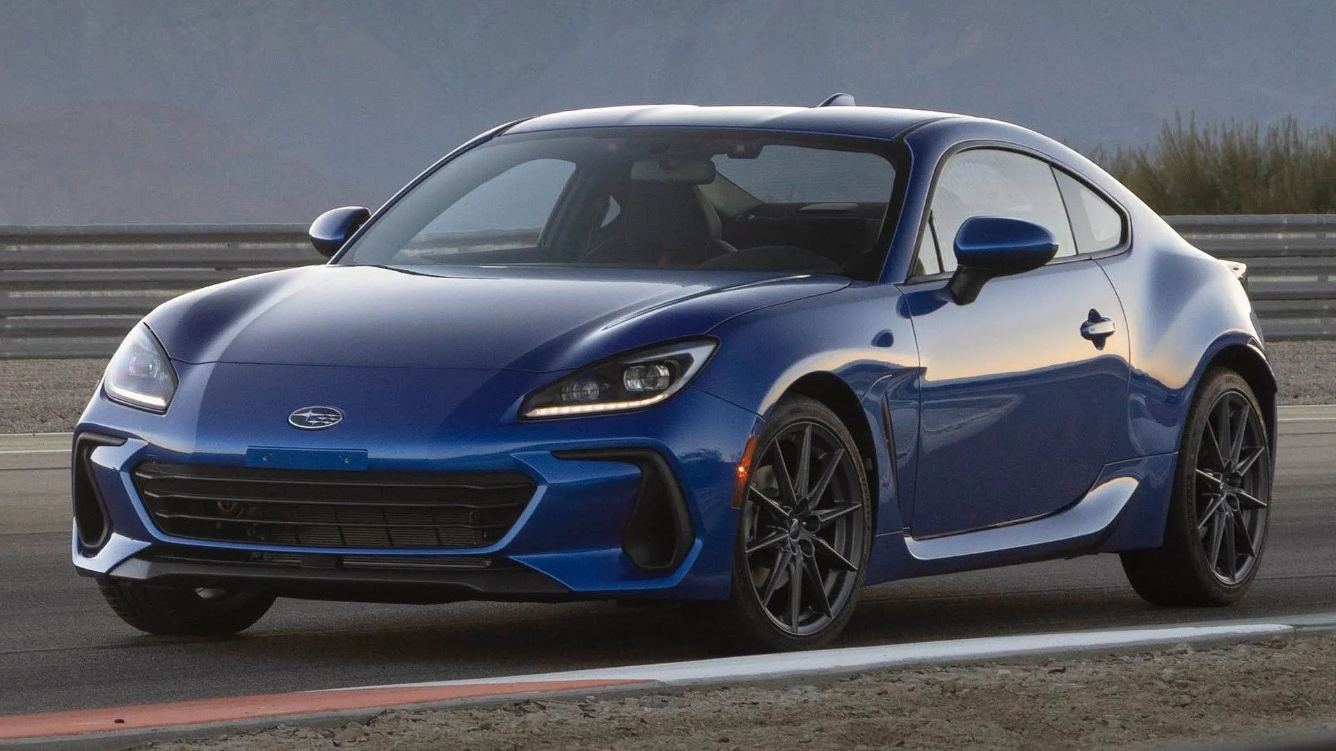 Subaru BRZ 2022 màu xanh ngoại thất góc 3/4 phía trước trên con đường núi