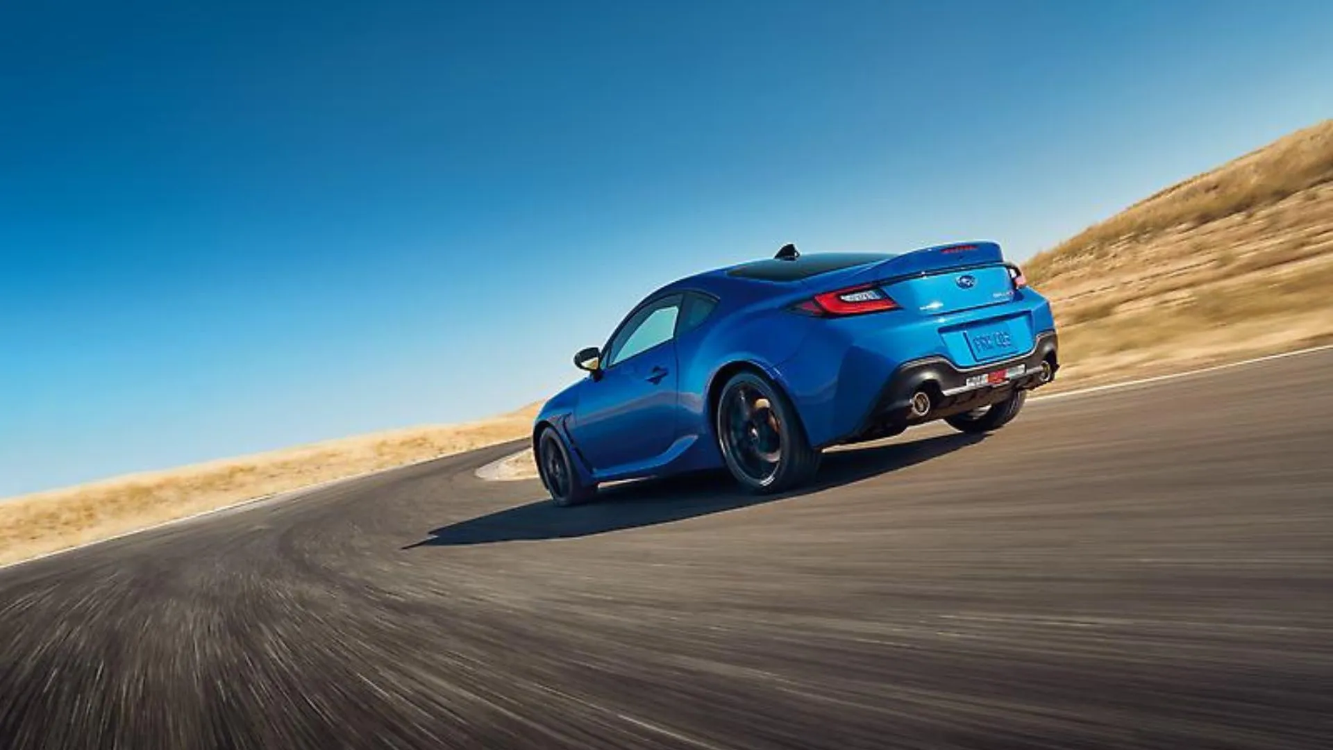 Subaru BRZ tS 2024 màu xanh đang vào cua trên con đường nông thôn, minh họa khả năng xử lý góc cua xuất sắc của xe.