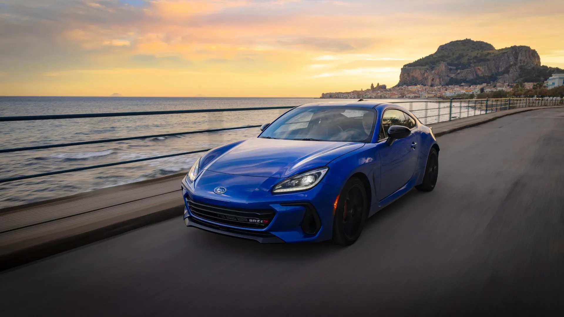 Subaru BRZ tS 2025 màu xanh dương đỗ cạnh bờ biển, thể hiện sự kết hợp giữa thể thao và phong cách
