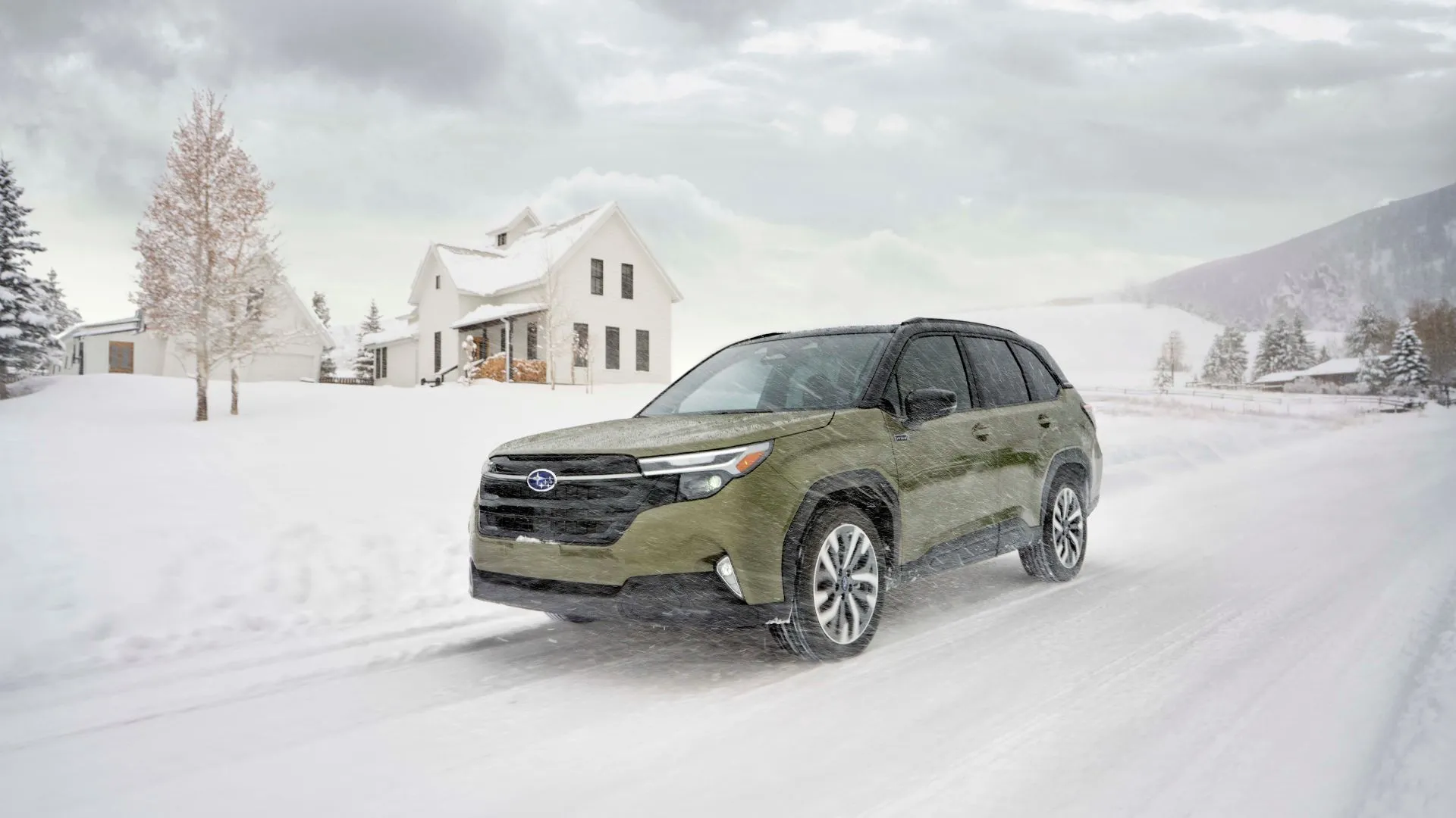 Subaru Forester Hybrid 2025 màu xanh lá cây đang lái trên đường tuyết