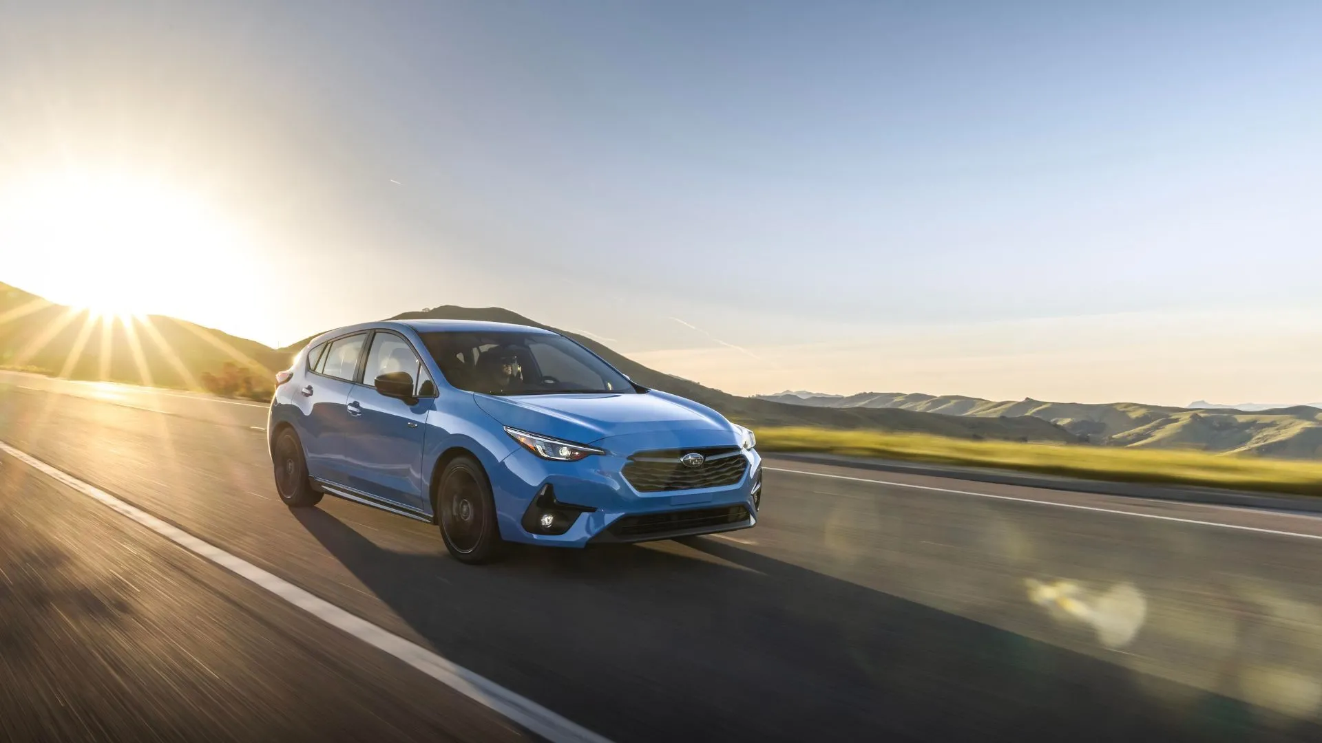 Subaru Impreza 2024 màu xanh lái trên đường nông thôn