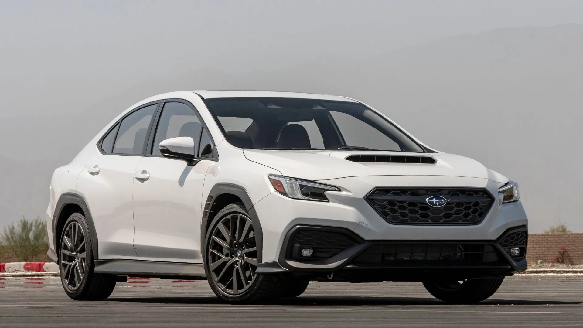 Subaru WRX 2022 màu xanh ngoại thất góc 3/4 phía trước đậu trên đường sỏi