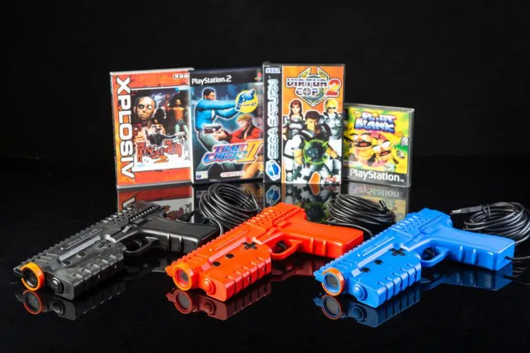 Súng điện tử Sinden Lightgun với nhiều màu sắc cùng hình ảnh các tựa game bắn súng cổ điển như Time Crisis II, hồi sinh thể loại game arcade