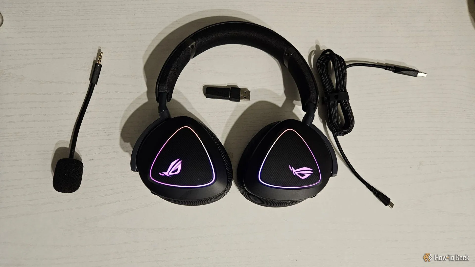 Tai nghe ASUS ROG Delta II cùng các phụ kiện đi kèm: micro rời, cáp sạc, cáp âm thanh và USB dongle