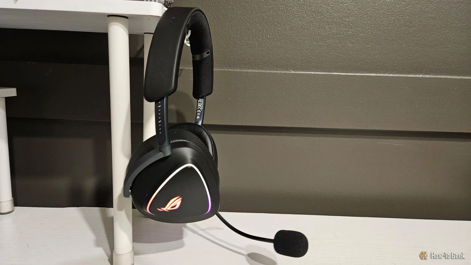 Tai nghe ASUS ROG Delta II được treo trên giá đỡ, thể hiện thiết kế sang trọng