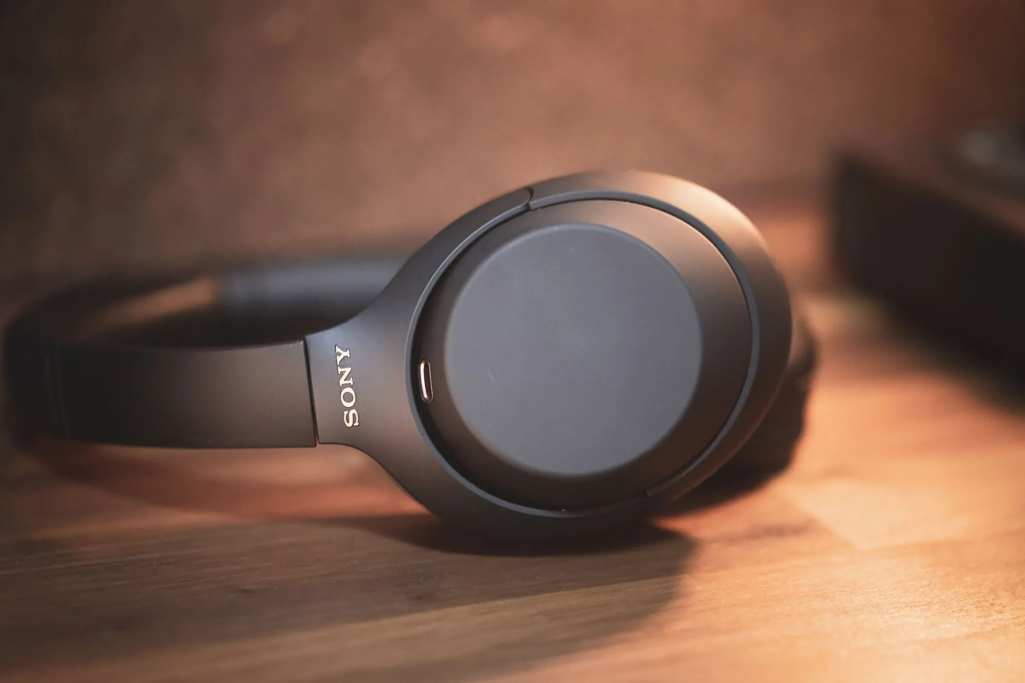 Tai nghe không dây chống ồn Sony WH-1000XM4 màu đen.