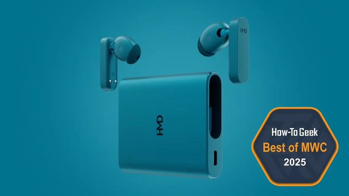 Tai nghe không dây HMD Amped Buds màu xanh dương nổi bật trên nền xanh