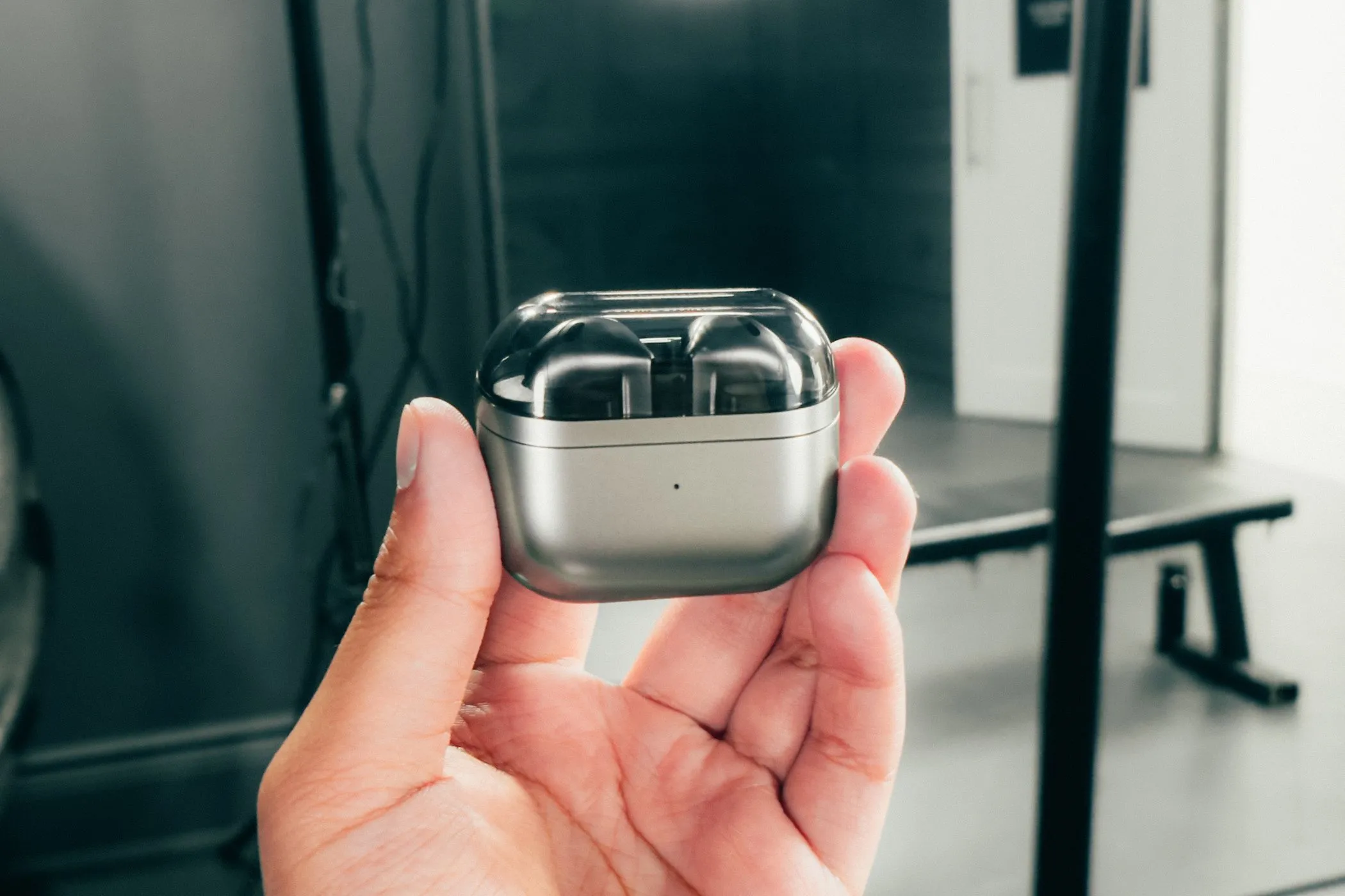 Tai nghe Samsung Galaxy Buds 3 trong hộp sạc đóng kín, được cầm trên tay