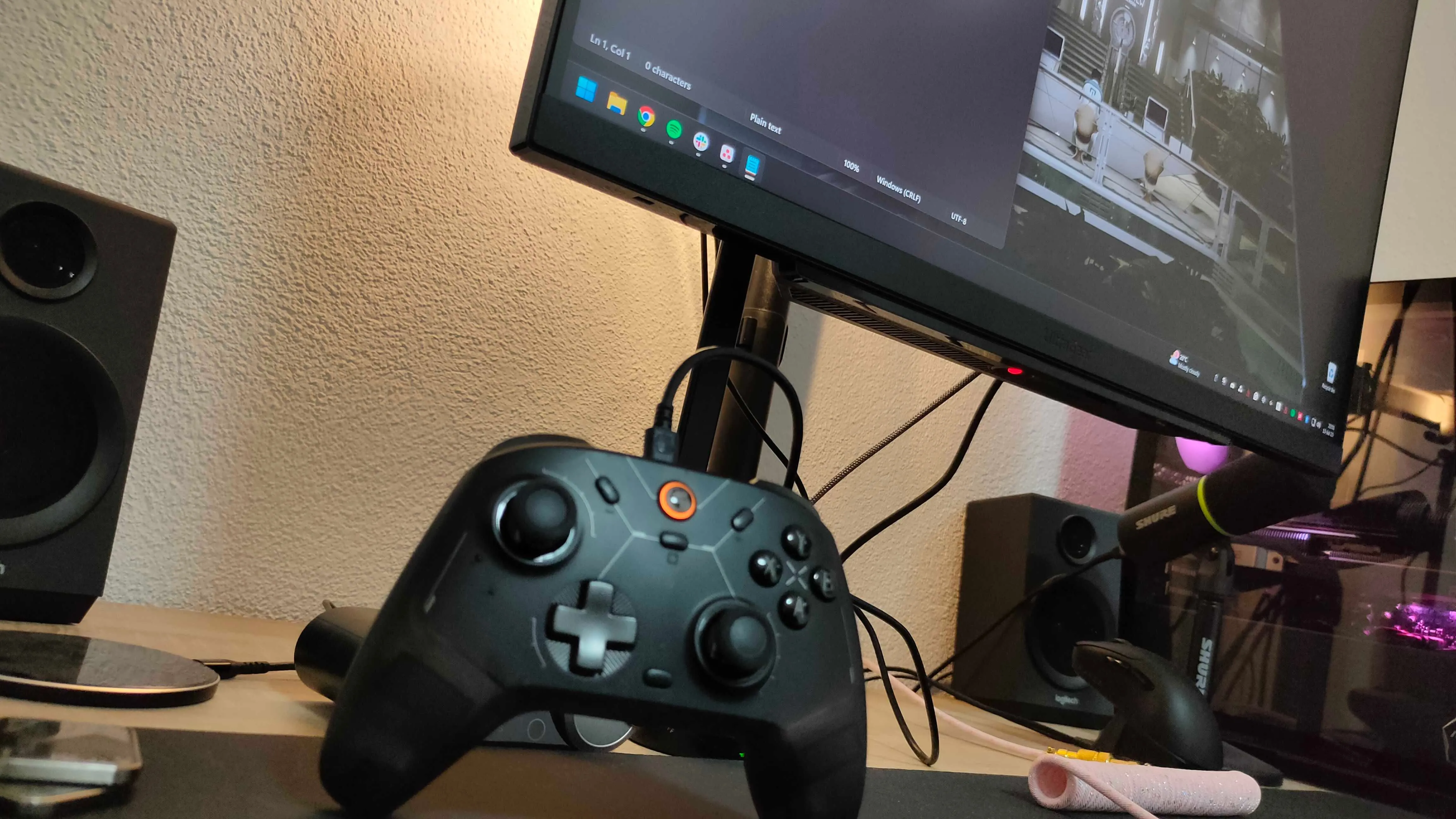 Tay cầm chơi game GameSir Cyclone 2 đang được sạc hoặc kết nối có dây, đảm bảo độ trễ thấp và ổn định cho trải nghiệm chơi game