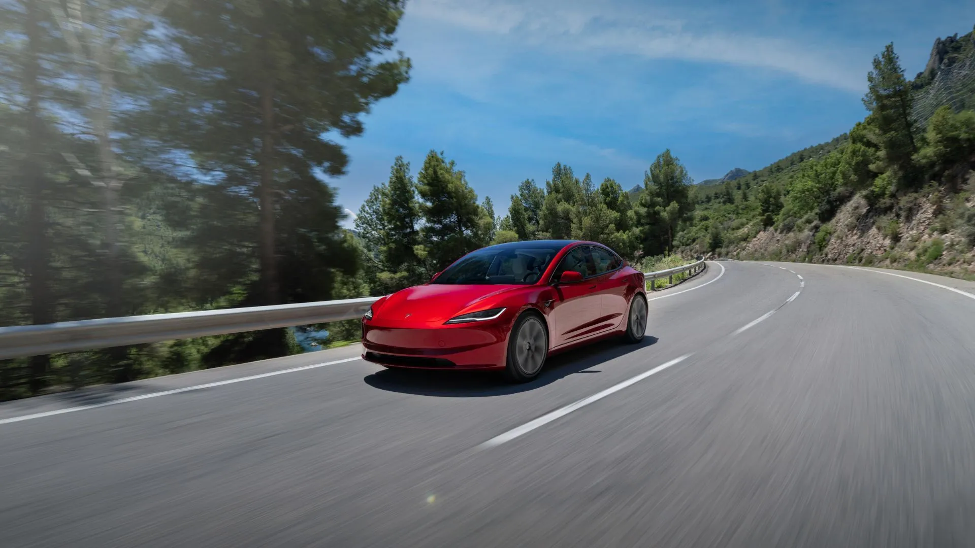 Tesla Model 3 2024 màu đỏ chạy trên đường cong, thiết kế xe điện hiện đại
