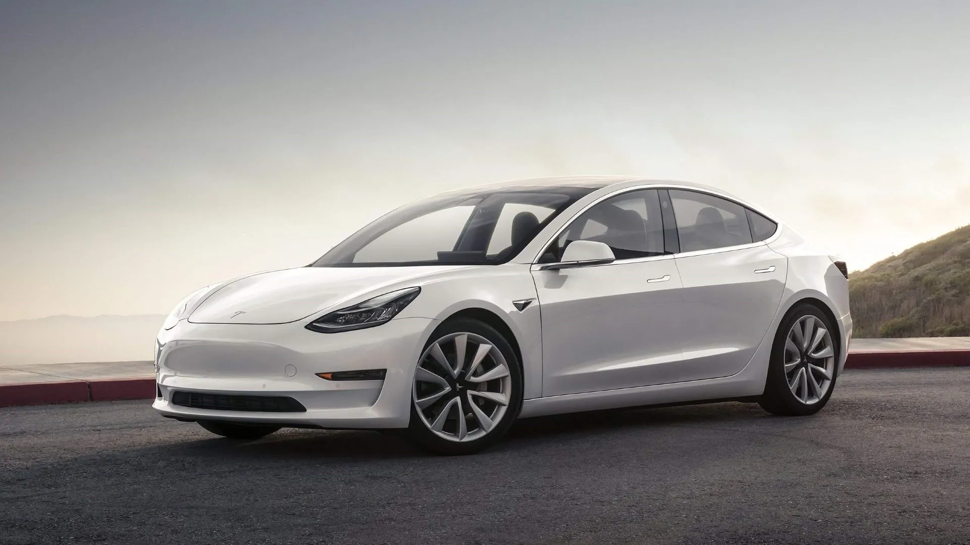 Tesla Model 3 đời 2018 từ góc 3/4 phía trước, mẫu xe điện phổ biến với độ bền được đánh giá cao.