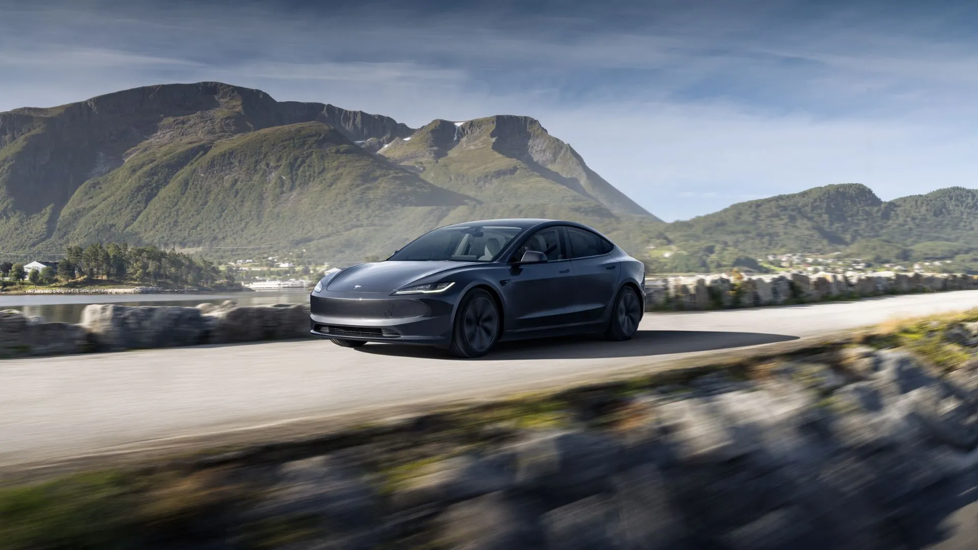 Tesla Model 3 màu xám bạc đang di chuyển, mẫu xe điện hạng sang có chi phí bảo dưỡng thấp nhất năm 2025.