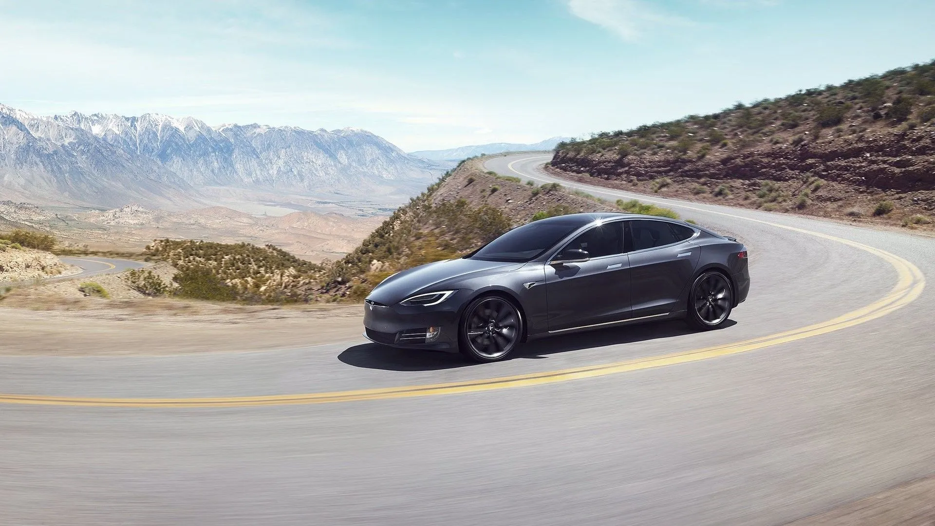 Tesla Model S 2017 màu đen, một trong những mẫu xe điện thể thao có chi phí bảo dưỡng thấp đáng kinh ngạc.