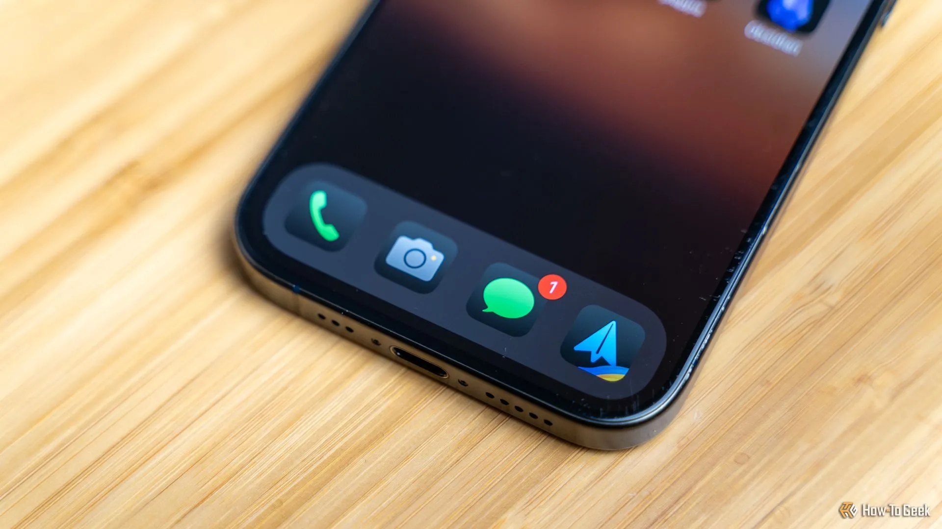 Thanh dock ứng dụng trên iPhone với các biểu tượng Điện thoại, Camera, Tin nhắn và Spark Email, tượng trưng cho các ứng dụng liên lạc cơ bản.