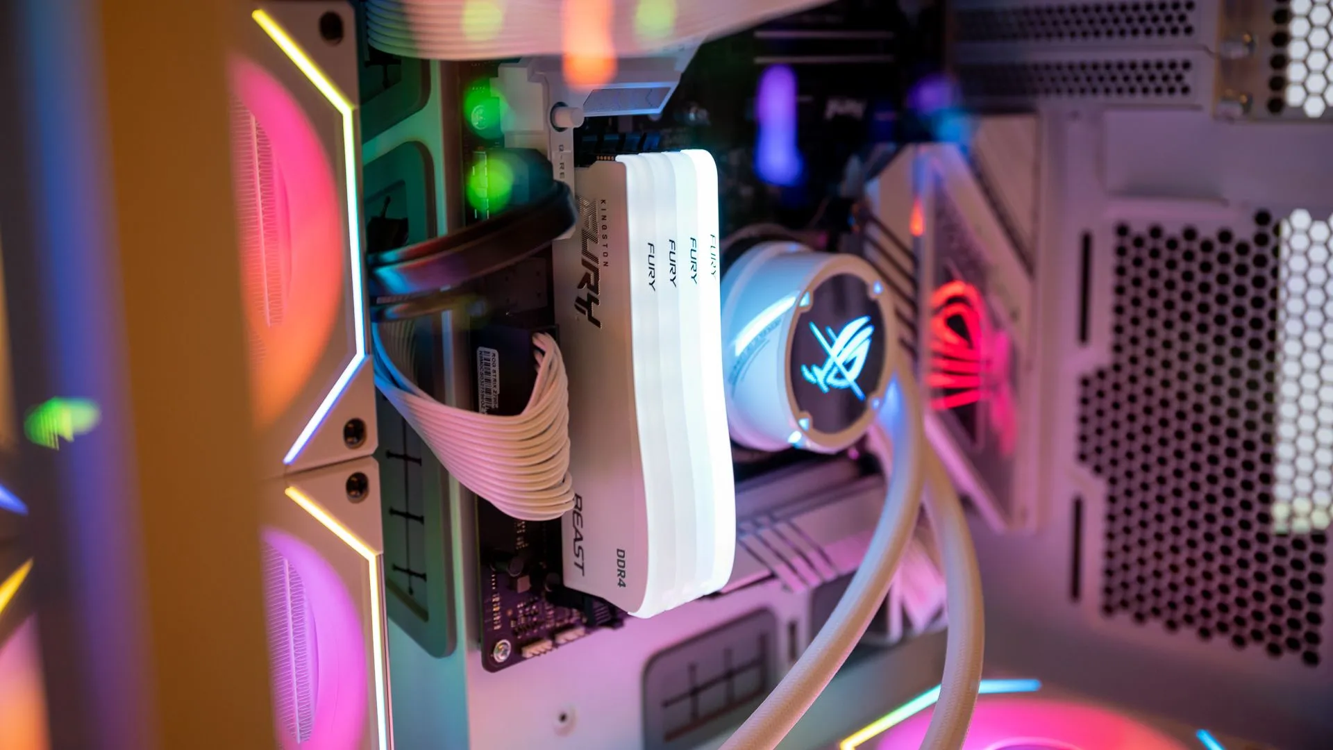 Thanh RAM Kingston FURY Beast DDR4 RGB trong cấu hình PC chơi game