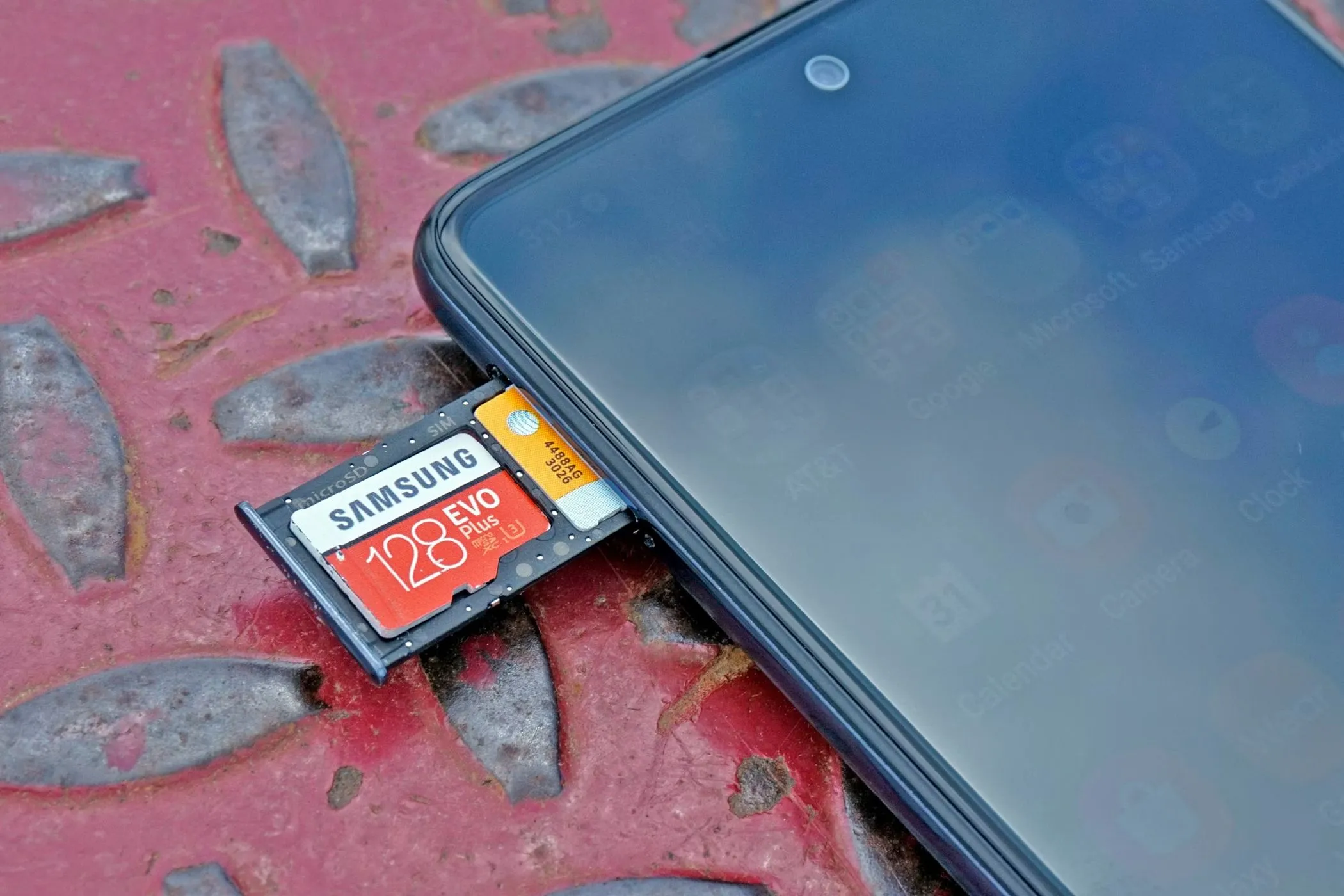 Thẻ nhớ MicroSD được lắp vào khe cắm trên điện thoại thông minh