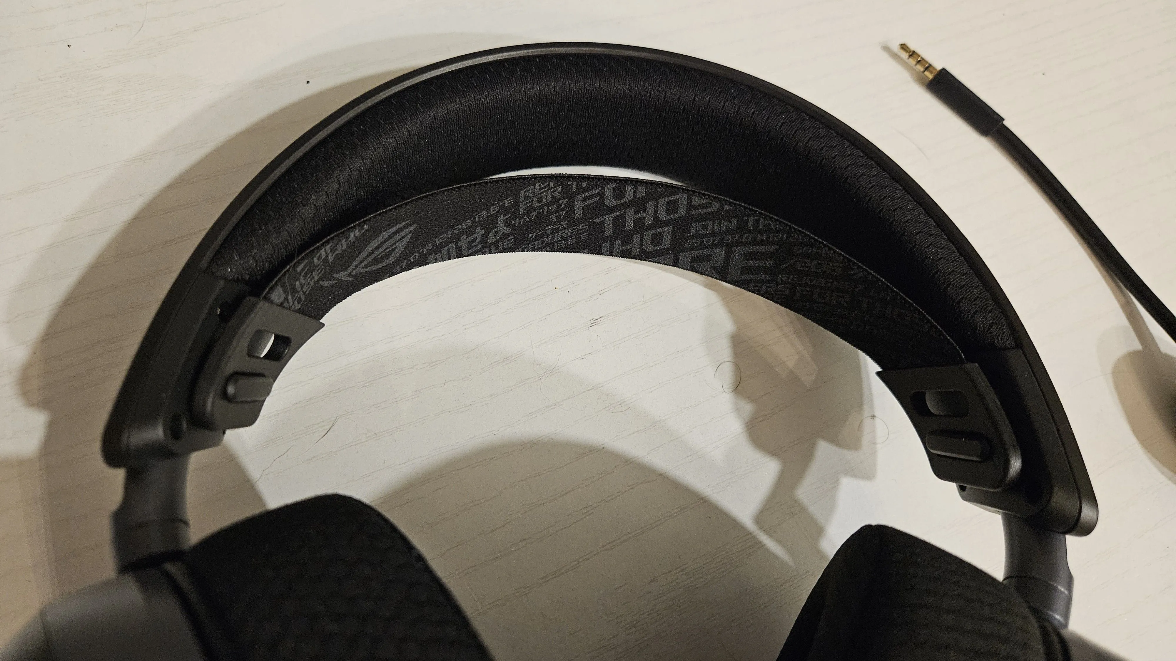 Thiết kế đệm đầu co giãn của tai nghe ASUS ROG Pelta, mang lại cảm giác đeo thoải mái.