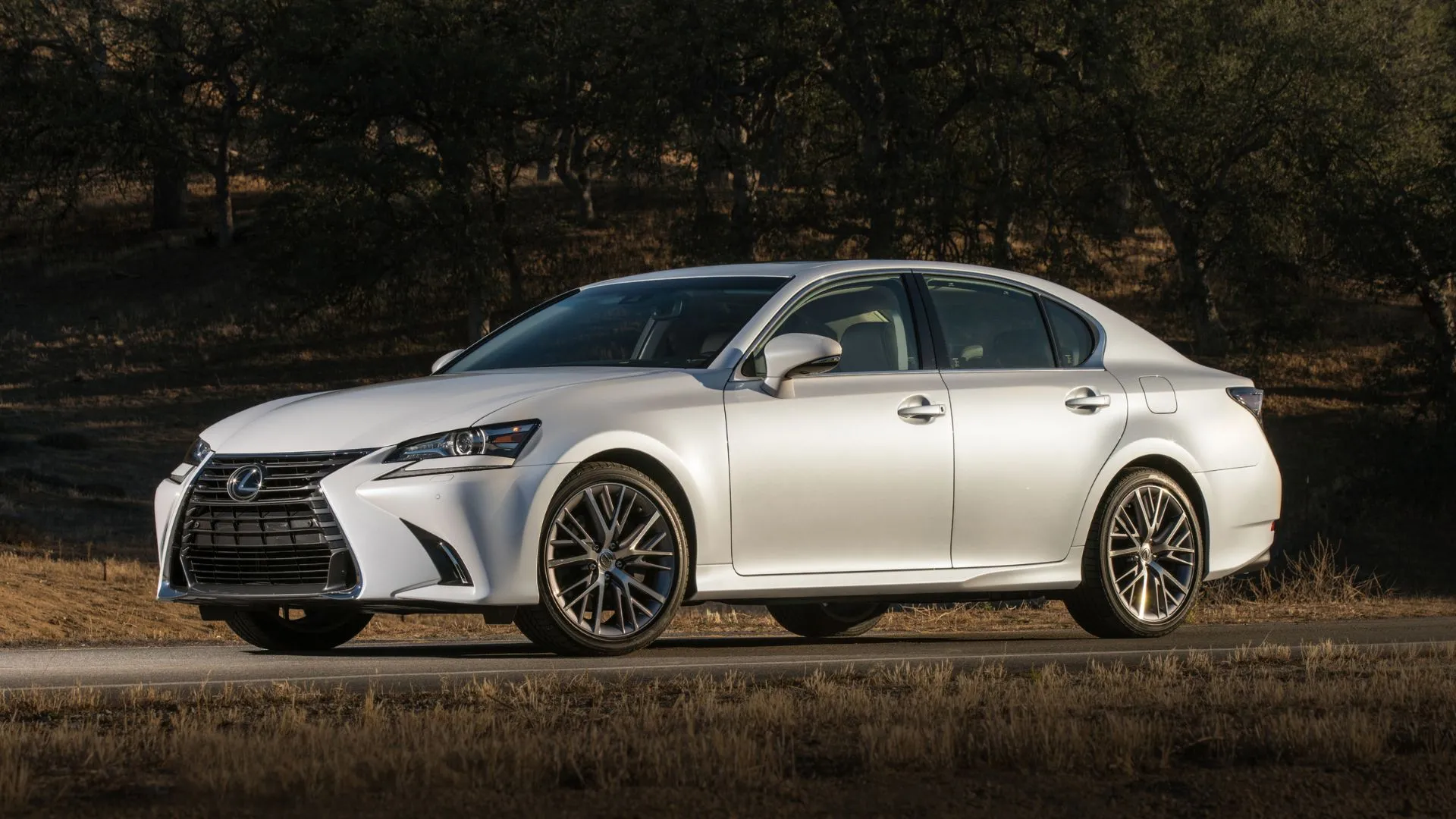 Thiết kế tĩnh, góc 3/4 phía trước của chiếc Lexus GS 350 2016 màu trắng.