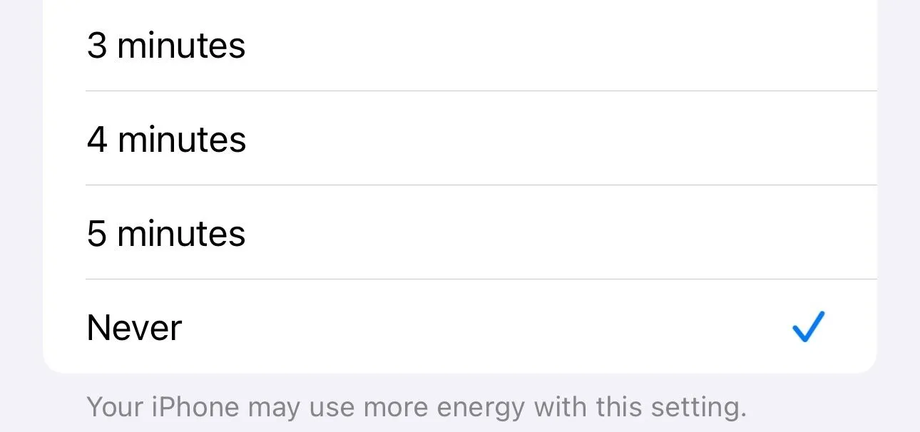 Thiết lập tính năng Tự động khóa trên iPhone về chế độ &quot;Không&quot; để màn hình luôn sáng.