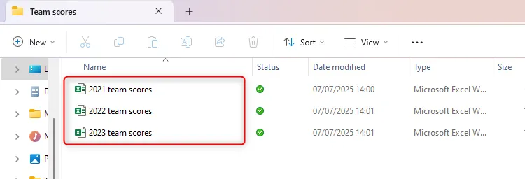 Thư mục trên Windows 11 chứa ba tệp Excel với tên theo năm, sẵn sàng để kết hợp dữ liệu.